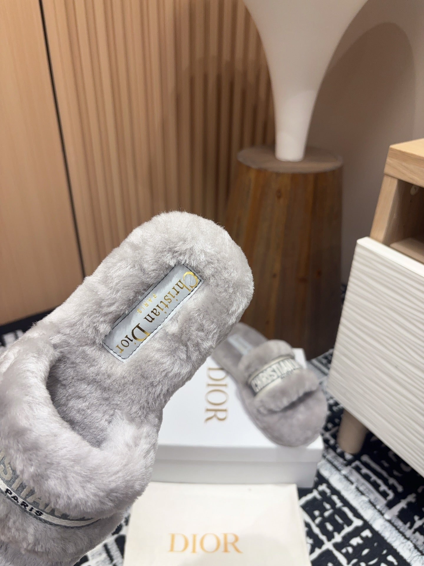 THICK-SOLE SLIPPERS IN PALE GRAY SHEARLING WITH EMBROIDERED LOGO