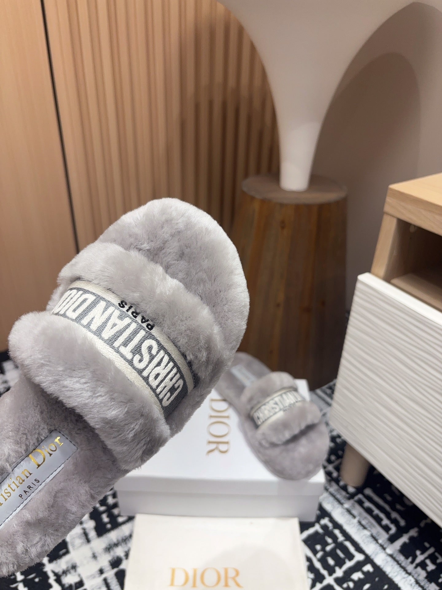 THICK-SOLE SLIPPERS IN PALE GRAY SHEARLING WITH EMBROIDERED LOGO
