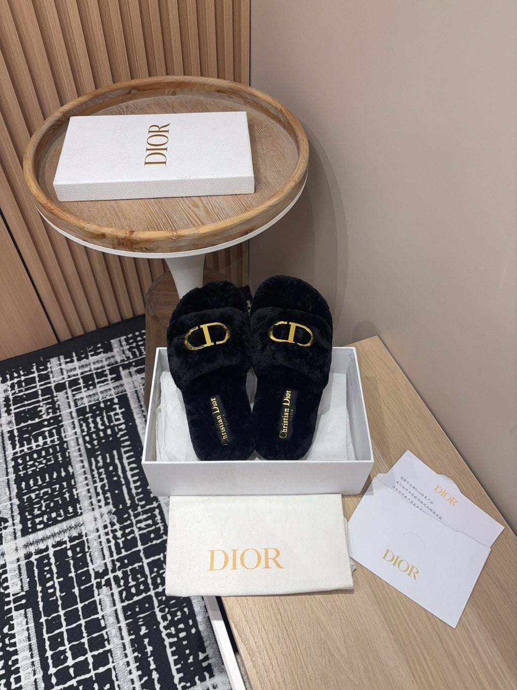 THICK-SOLE SLIPPER IN BLACK FLEECE WITH GOLD LOGO