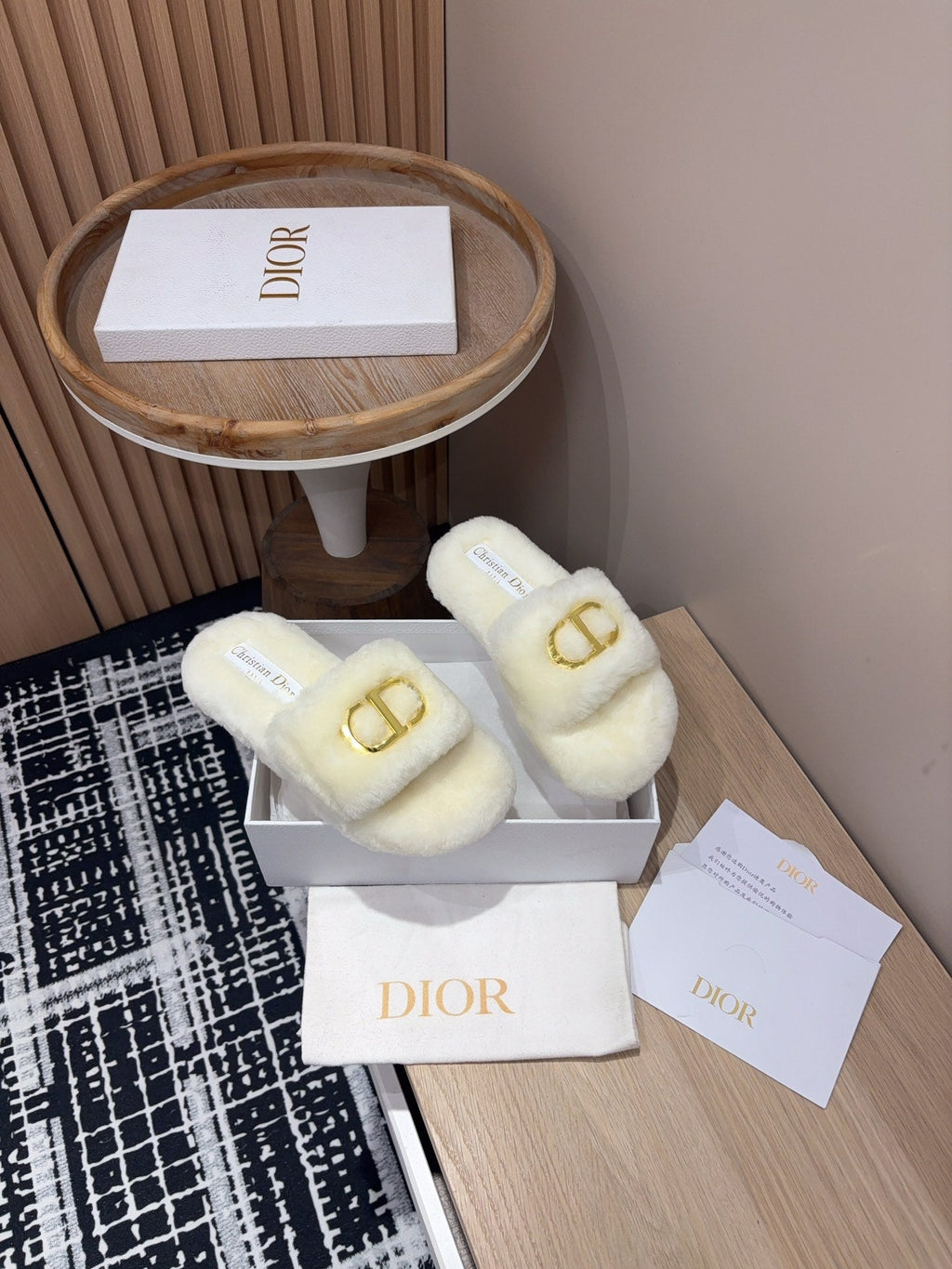 THICK-SOLE SLIPPER IN WHITE CREAM FLEECE WITH GOLD LOGO