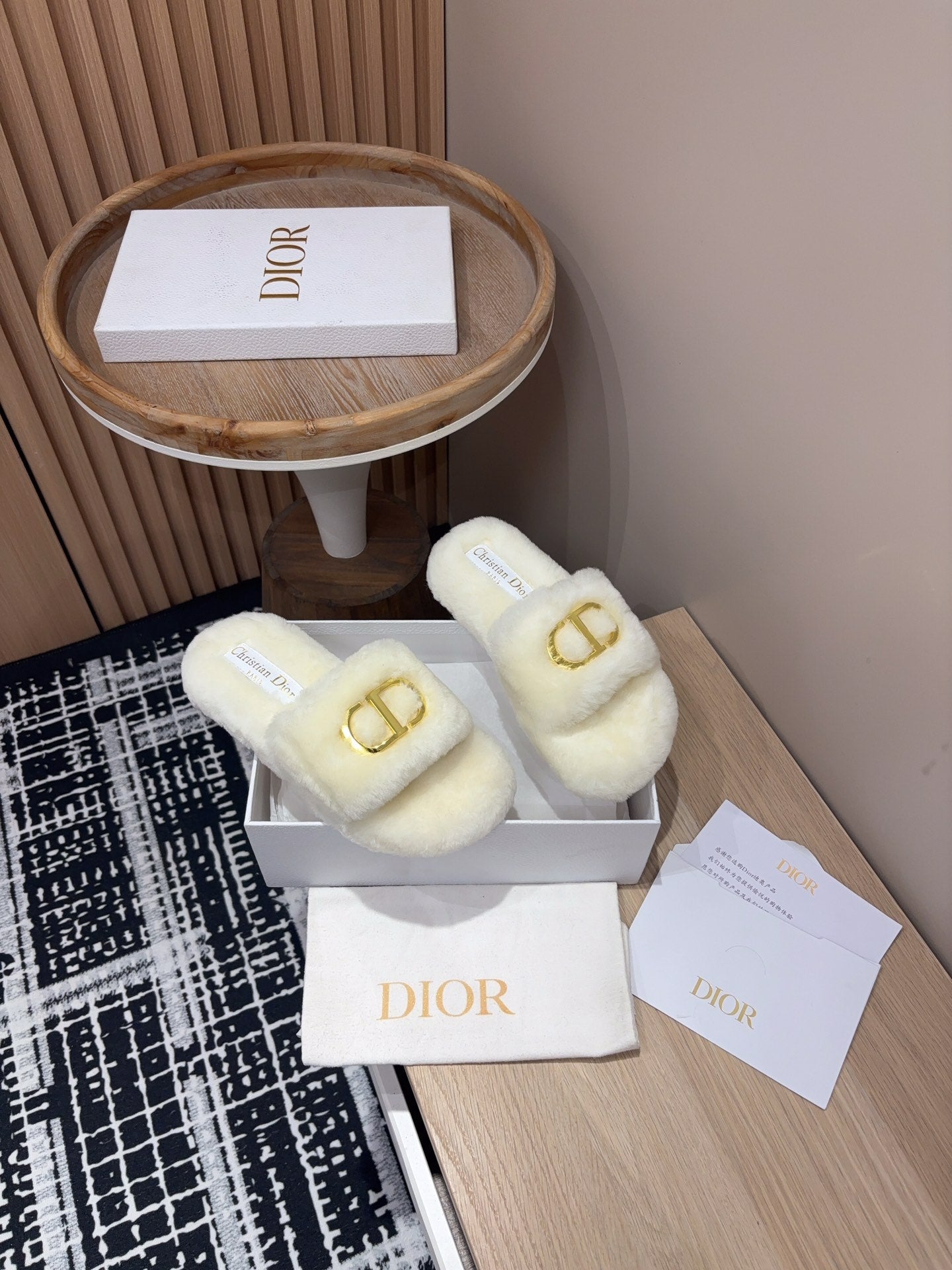 THICK-SOLE SLIPPER IN WHITE CREAM FLEECE WITH GOLD LOGO