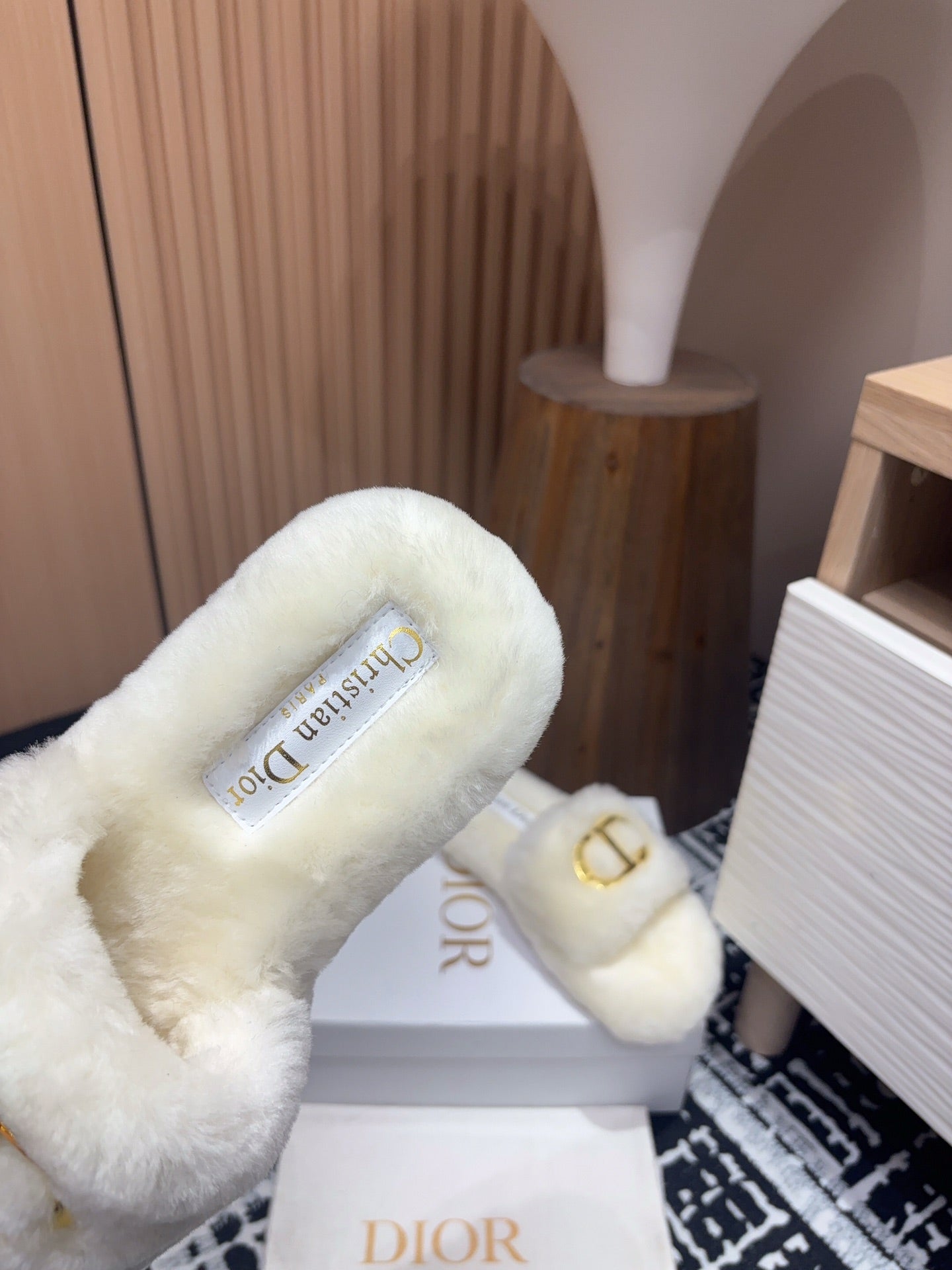 THICK-SOLE SLIPPER IN WHITE CREAM FLEECE WITH GOLD LOGO