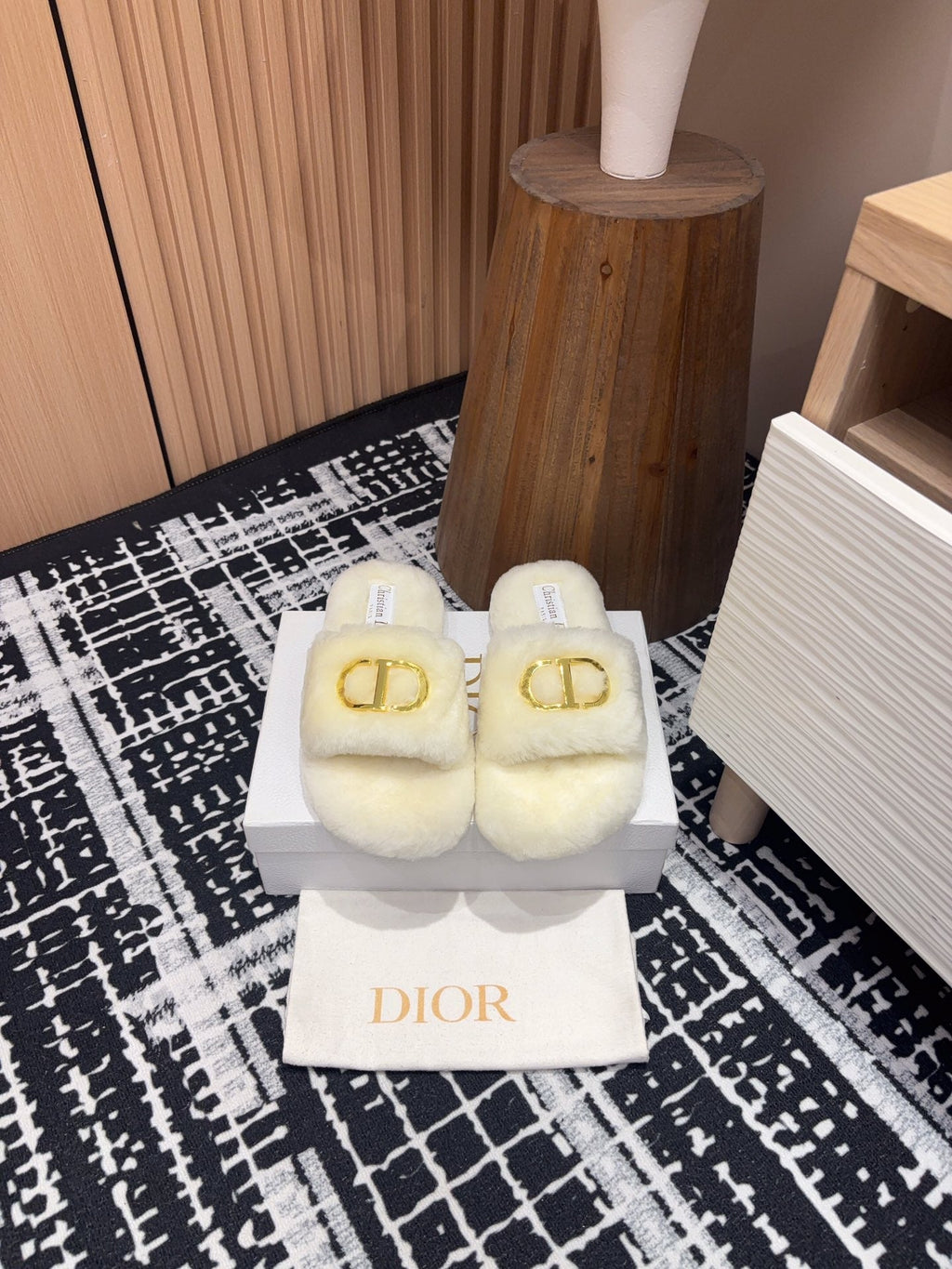 THICK-SOLE SLIPPER IN WHITE CREAM FLEECE WITH GOLD LOGO