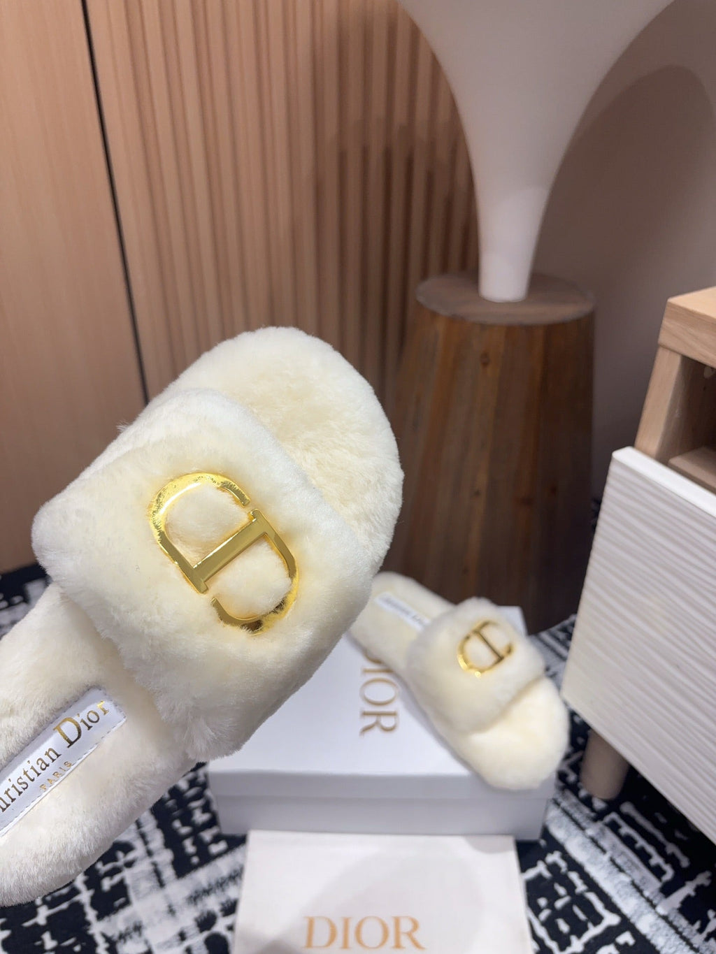 THICK-SOLE SLIPPER IN WHITE CREAM FLEECE WITH GOLD LOGO