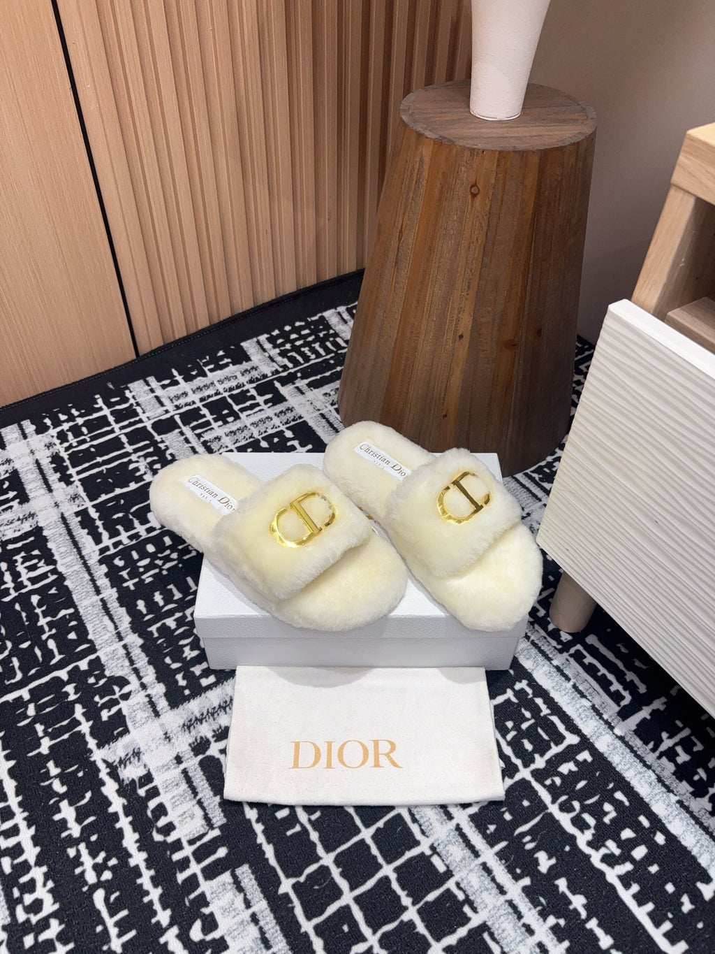 THICK-SOLE SLIPPER IN WHITE CREAM FLEECE WITH GOLD LOGO