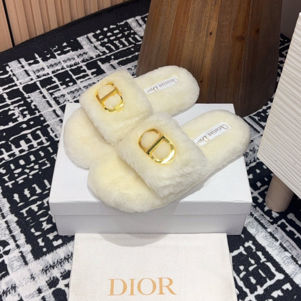 THICK-SOLE SLIPPER IN WHITE CREAM FLEECE WITH GOLD LOGO