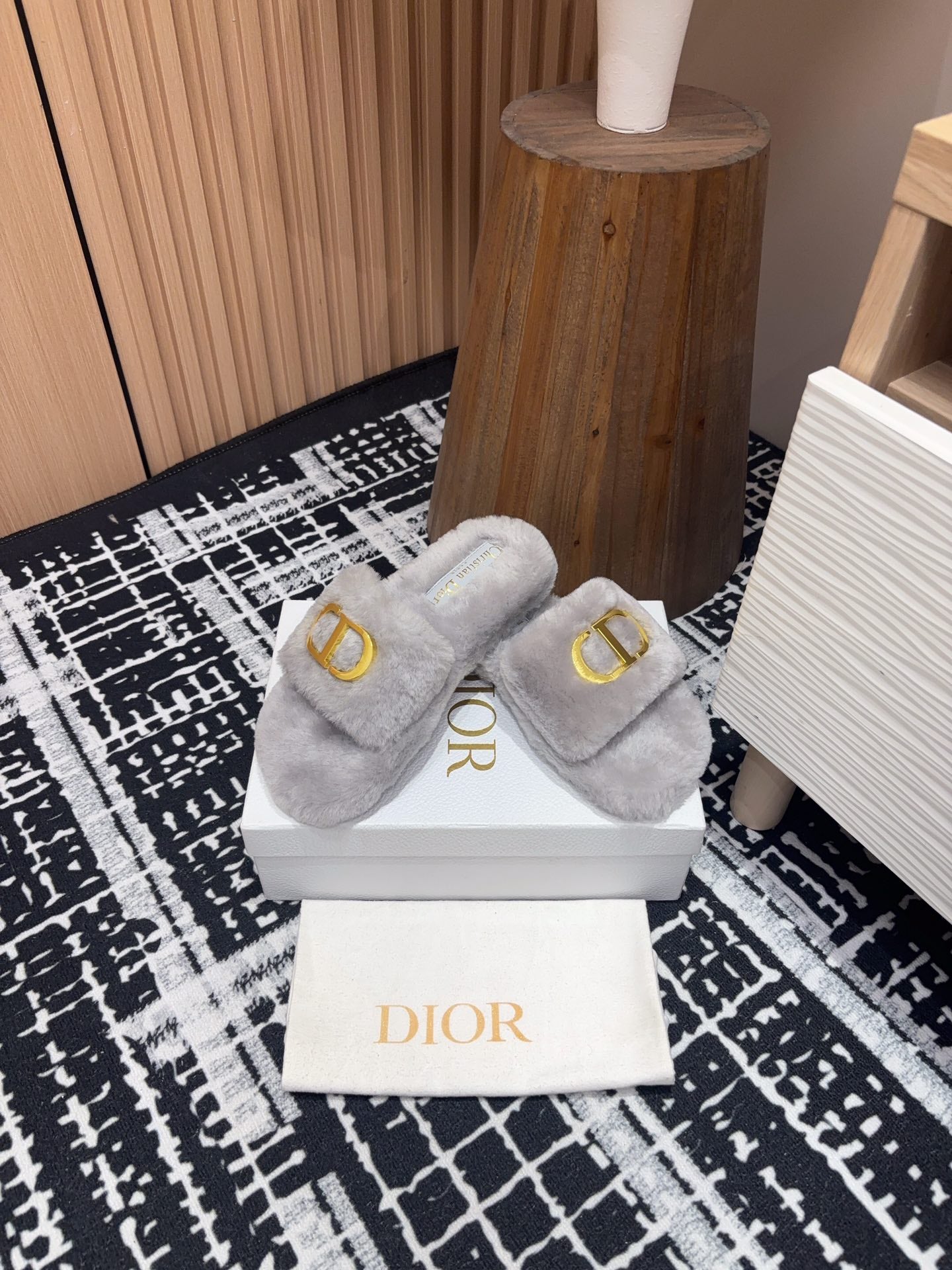 THICK-SOLE SLIPPER IN PALE GRAY FLEECE WITH GOLD LOGO