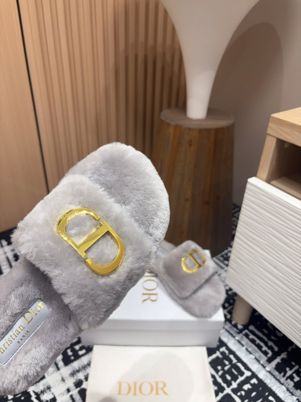 THICK-SOLE SLIPPER IN PALE GRAY FLEECE WITH GOLD LOGO