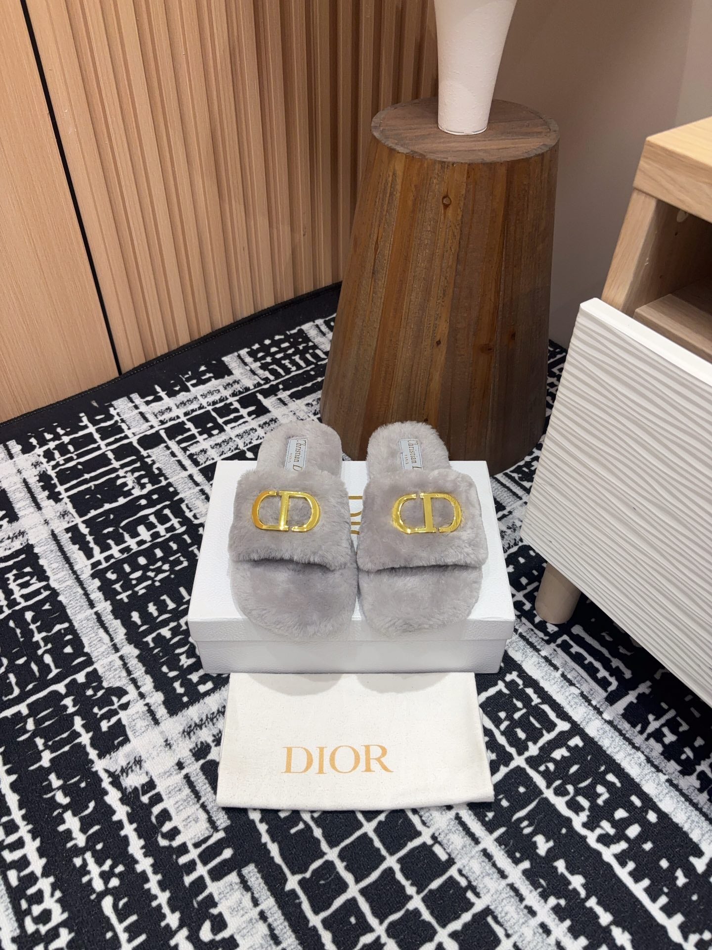 THICK-SOLE SLIPPER IN PALE GRAY FLEECE WITH GOLD LOGO