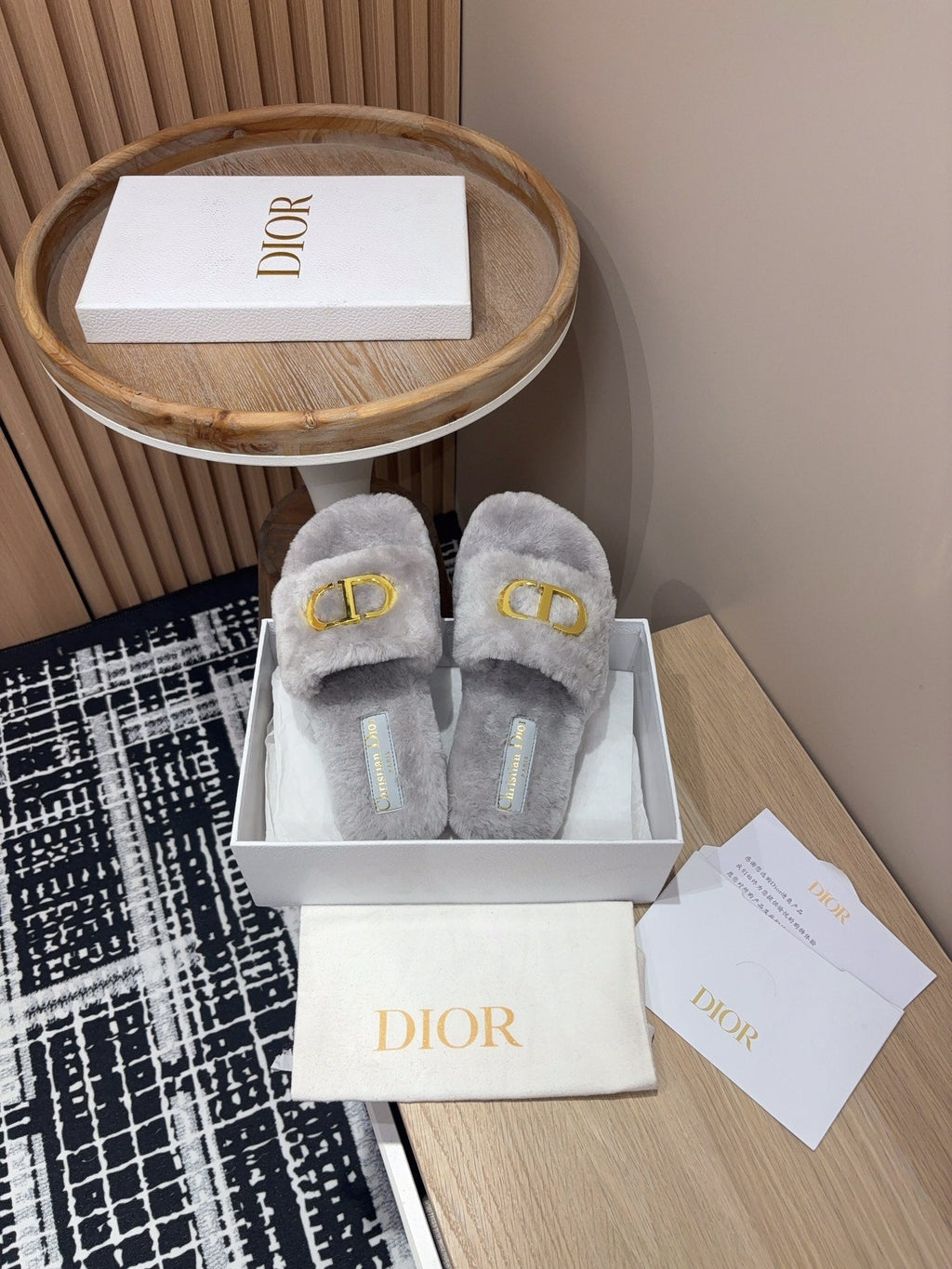 THICK-SOLE SLIPPER IN PALE GRAY FLEECE WITH GOLD LOGO