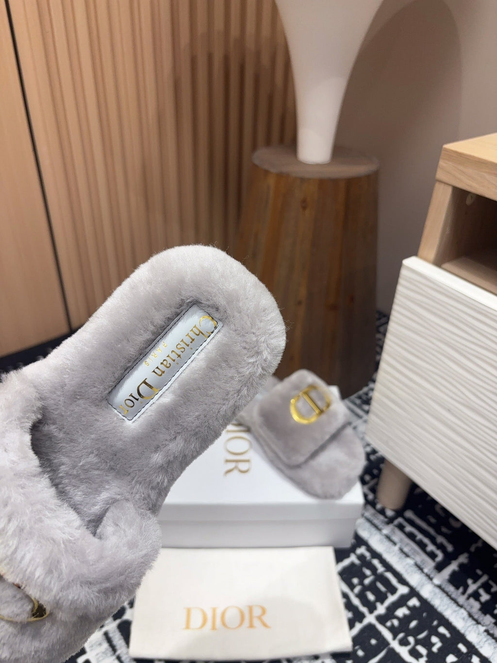 THICK-SOLE SLIPPER IN PALE GRAY FLEECE WITH GOLD LOGO