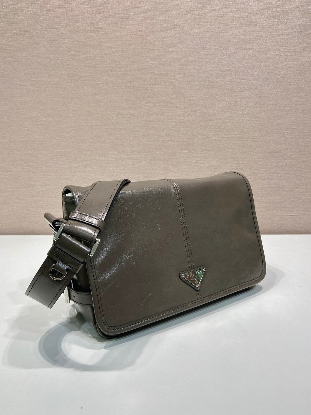 MESSENGER BAG 30 IN TROUT GRAY SOFT AND SHINY CALFSKIN