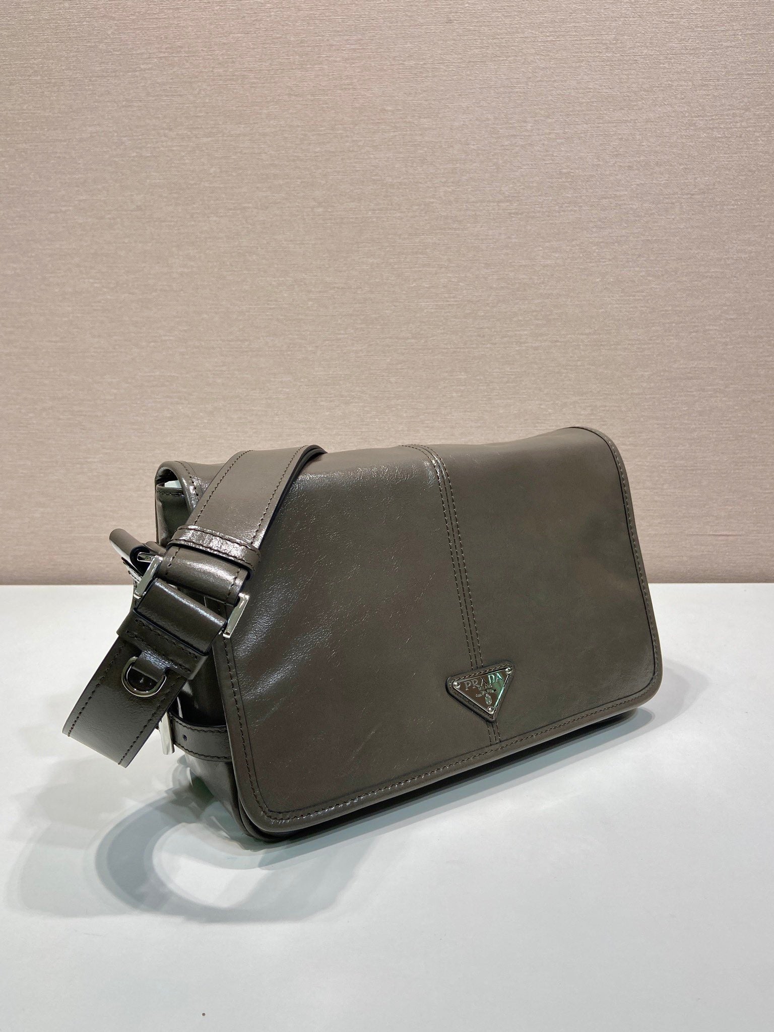 MESSENGER BAG 30 IN TROUT GRAY SOFT AND SHINY CALFSKIN