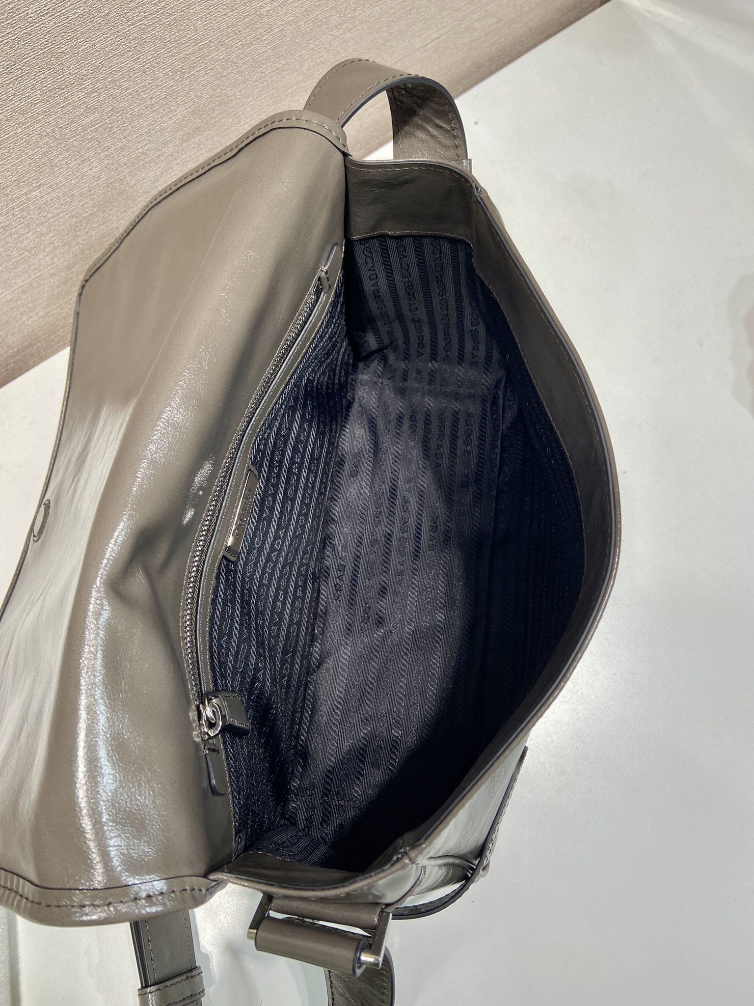 MESSENGER BAG 30 IN TROUT GRAY SOFT AND SHINY CALFSKIN