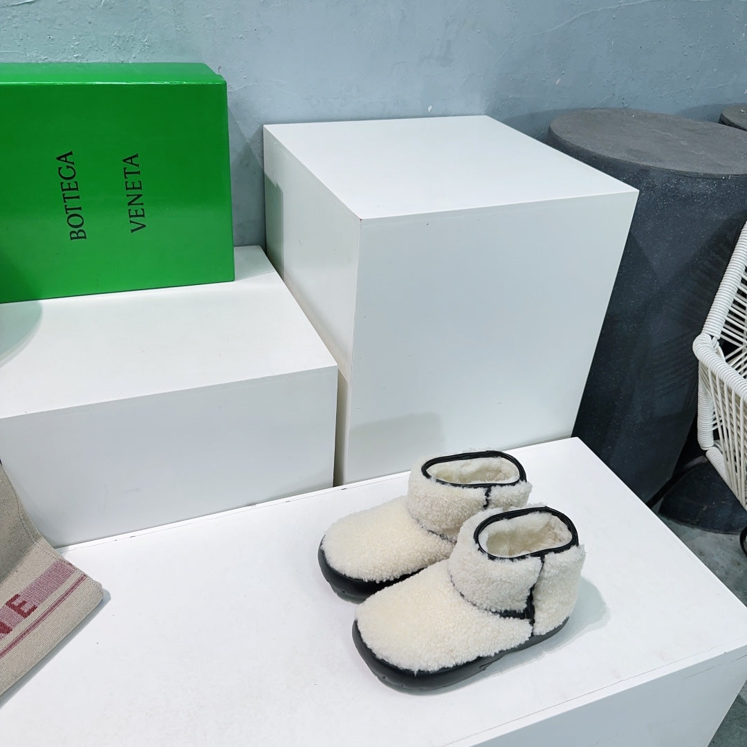MINI ANKLE BOOT IN WHITE SHEARLING WITH BLACK ULTRA LIGHTWEIGHT RUBBER OUTSOLE