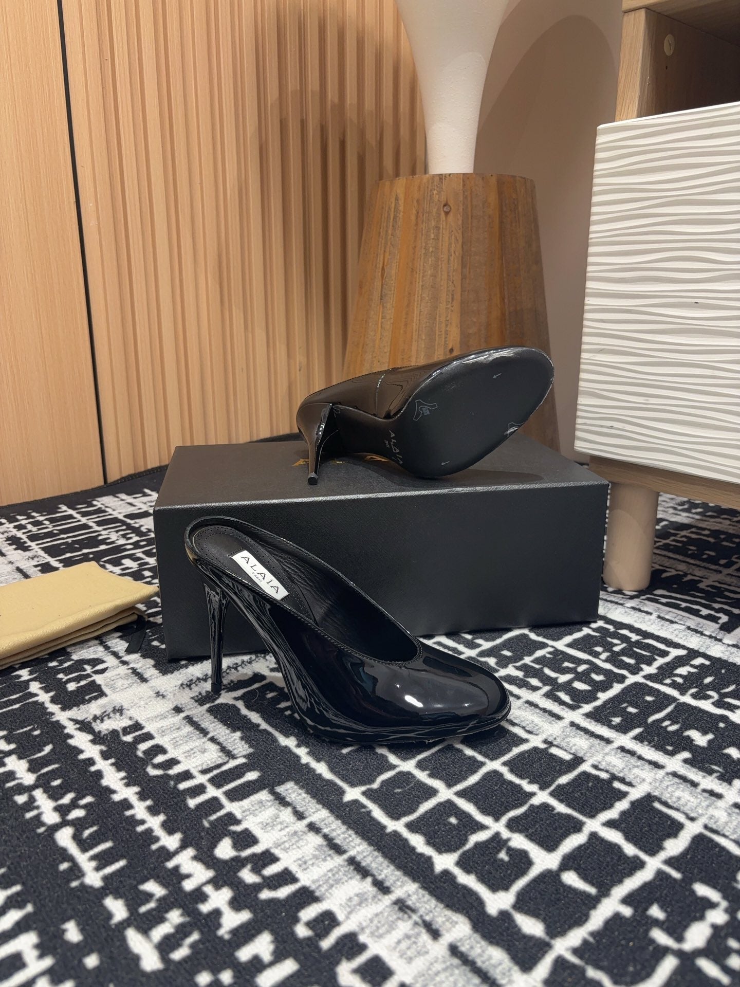 HIGH-HEEL 10 CM MULES IN BLACK PATENT CALFSKIN