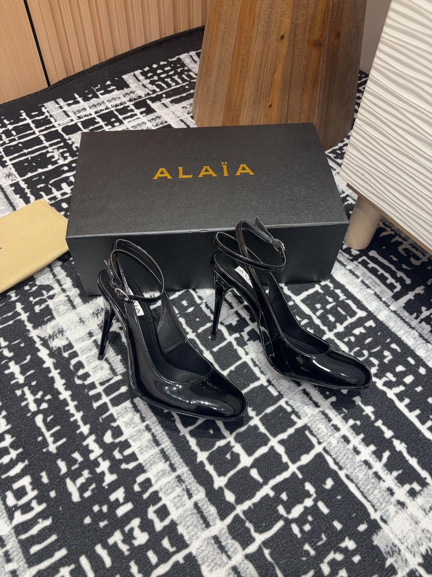 SLINGBACK HEEL 10 CM IN BLACK PATENT CALFSKIN