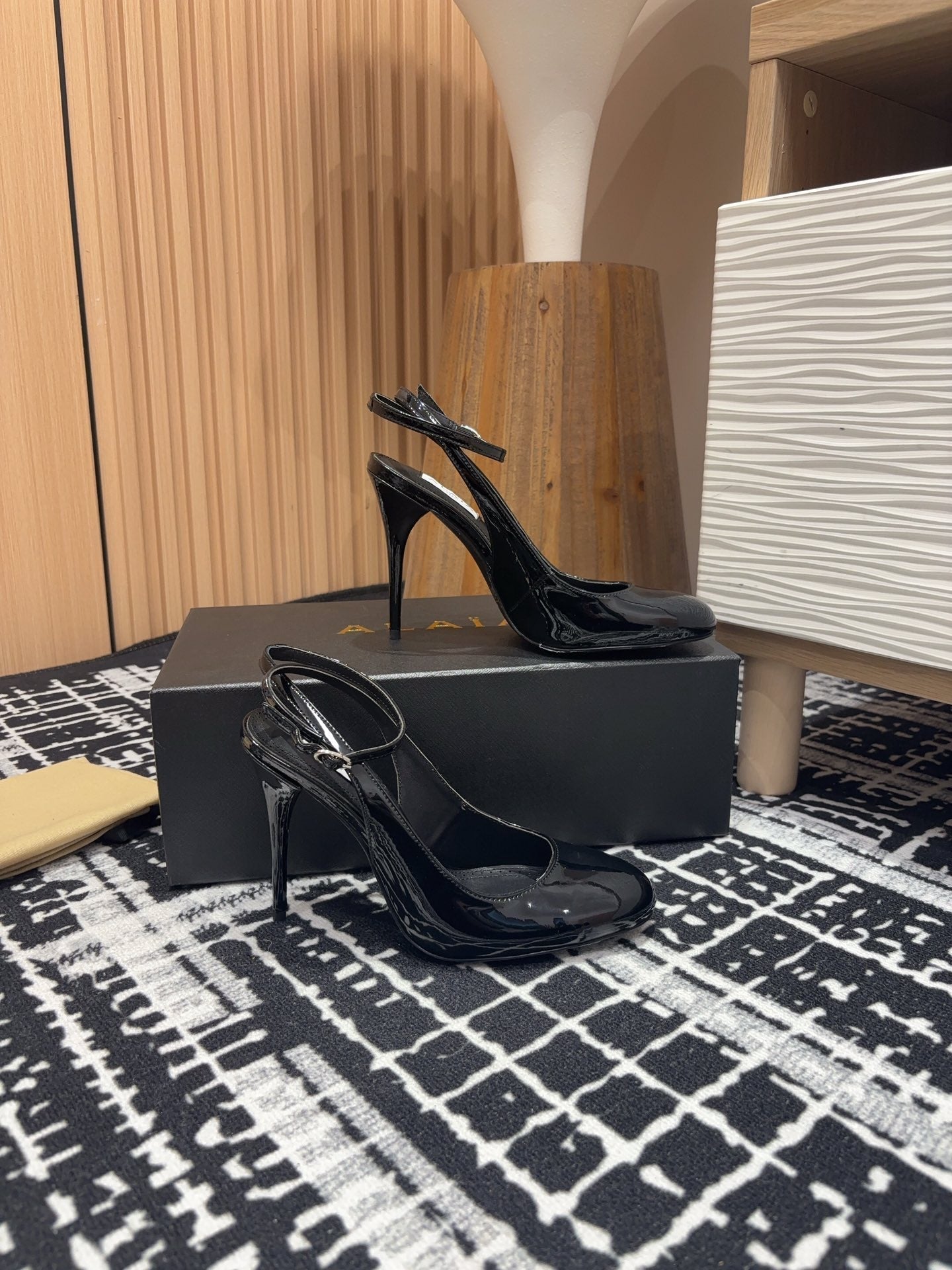 SLINGBACK HEEL 10 CM IN BLACK PATENT CALFSKIN