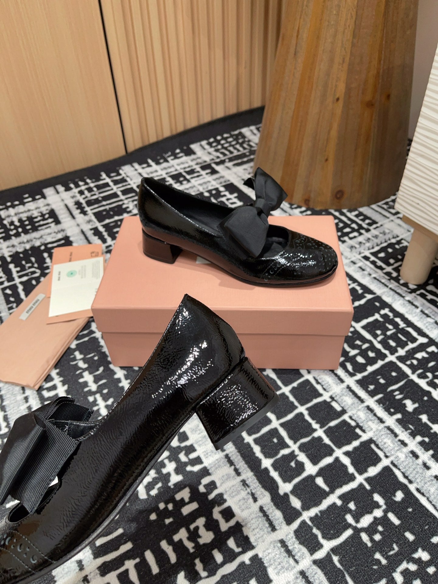 MARY JANE MID HEEL PUMPS IN BLACK PATENT LAMBSKIN WITH BOW