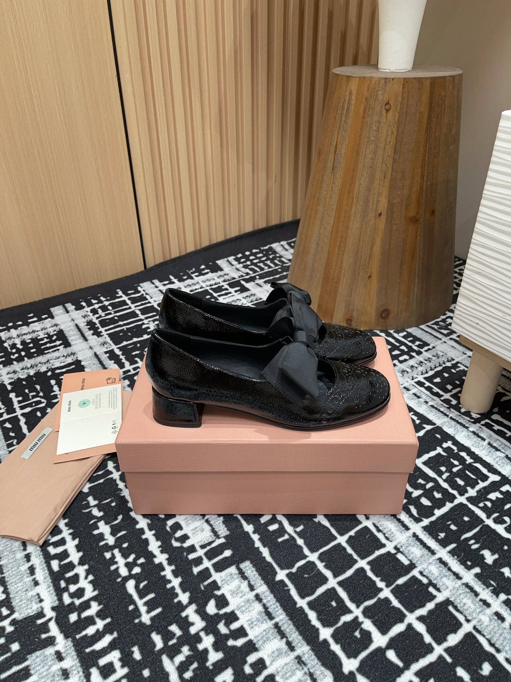 MARY JANE MID HEEL PUMPS IN BLACK PATENT LAMBSKIN WITH BOW