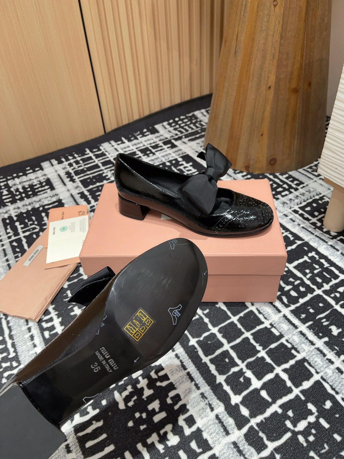 MARY JANE MID HEEL PUMPS IN BLACK PATENT LAMBSKIN WITH BOW