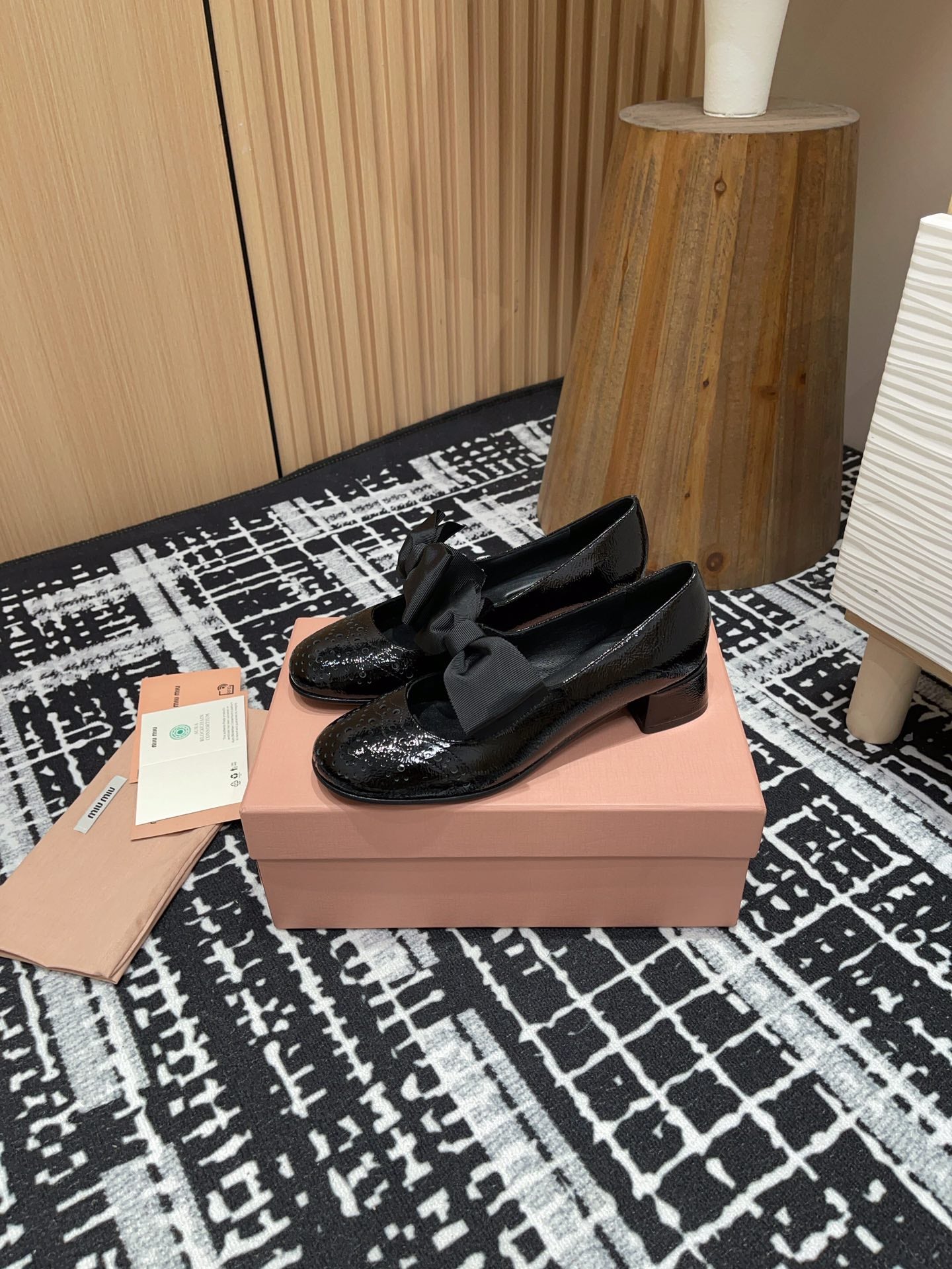 MARY JANE MID HEEL PUMPS IN BLACK PATENT LAMBSKIN WITH BOW