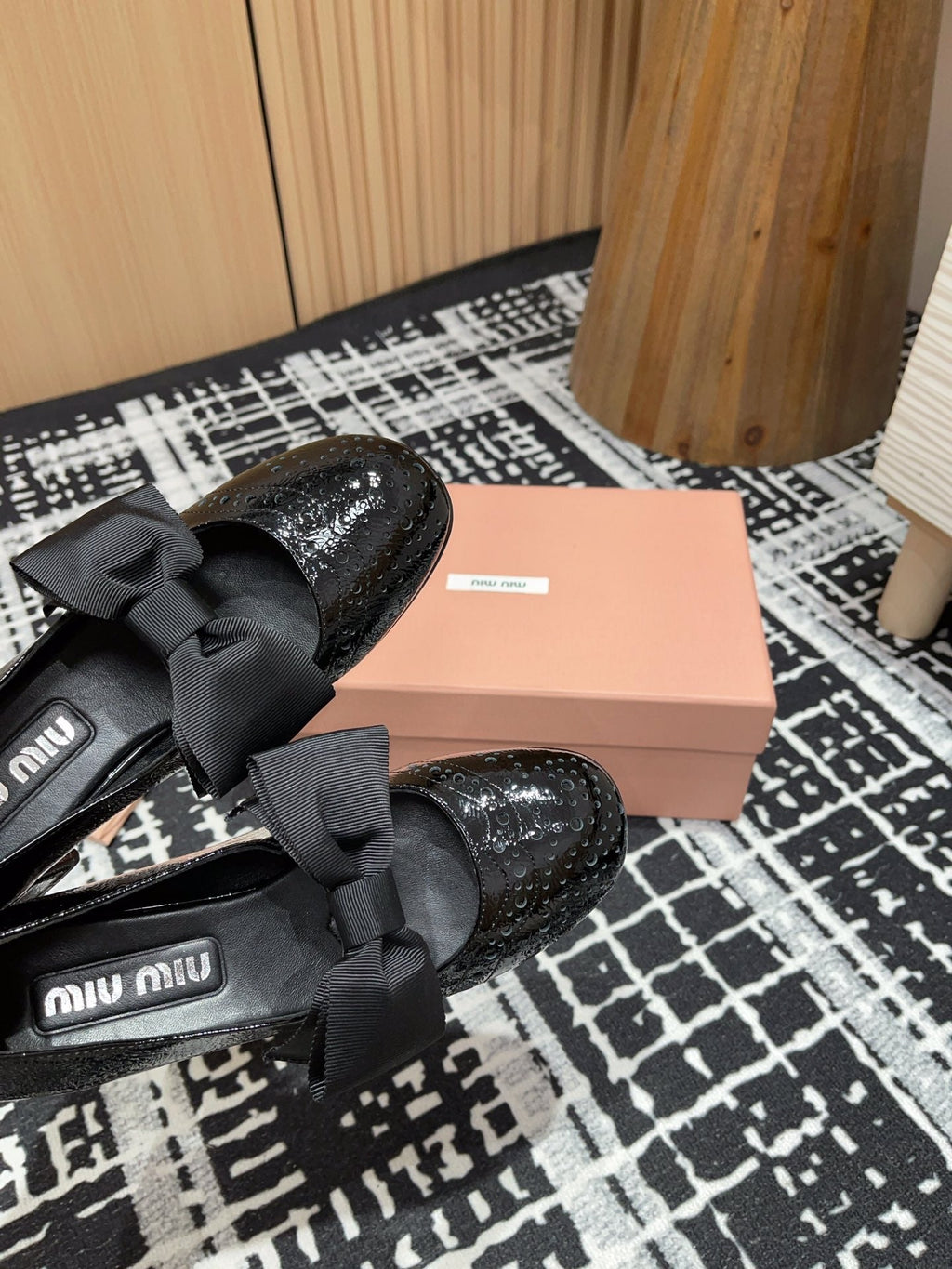 MARY JANE MID HEEL PUMPS IN BLACK PATENT LAMBSKIN WITH BOW