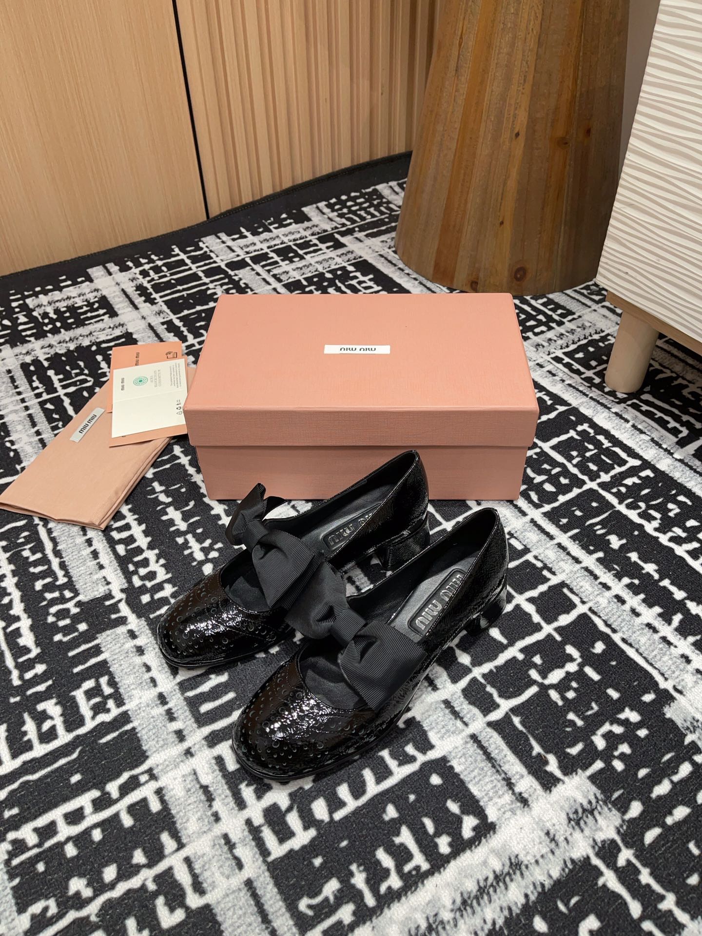 MARY JANE MID HEEL PUMPS IN BLACK PATENT LAMBSKIN WITH BOW