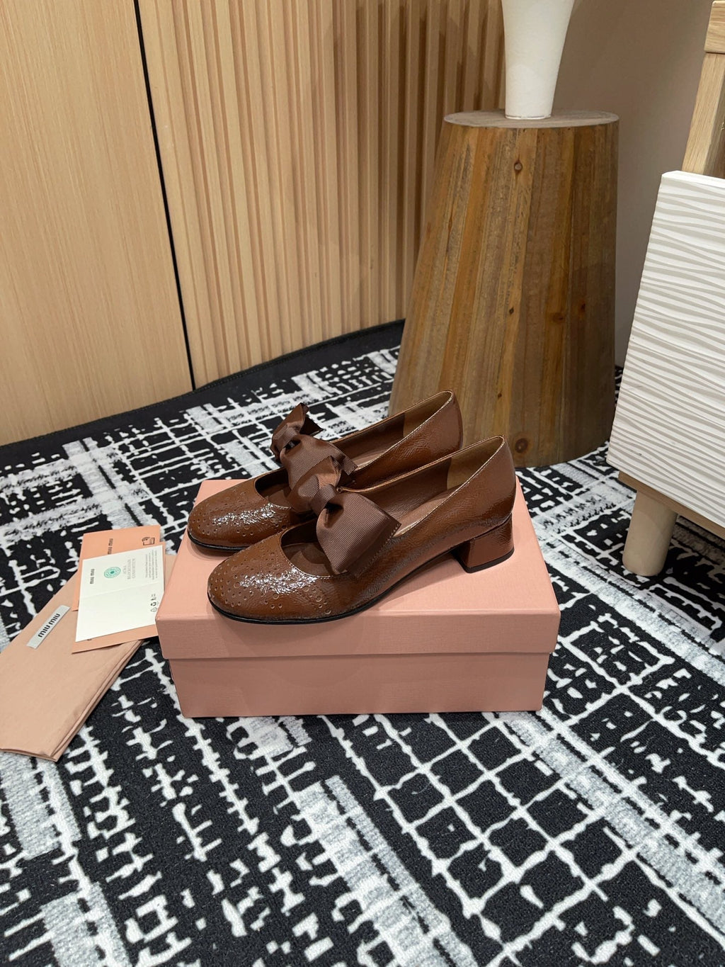 MARY JANE MID HEEL PUMPS IN RUSSET BROWN PATENT LAMBSKIN WITH BOW