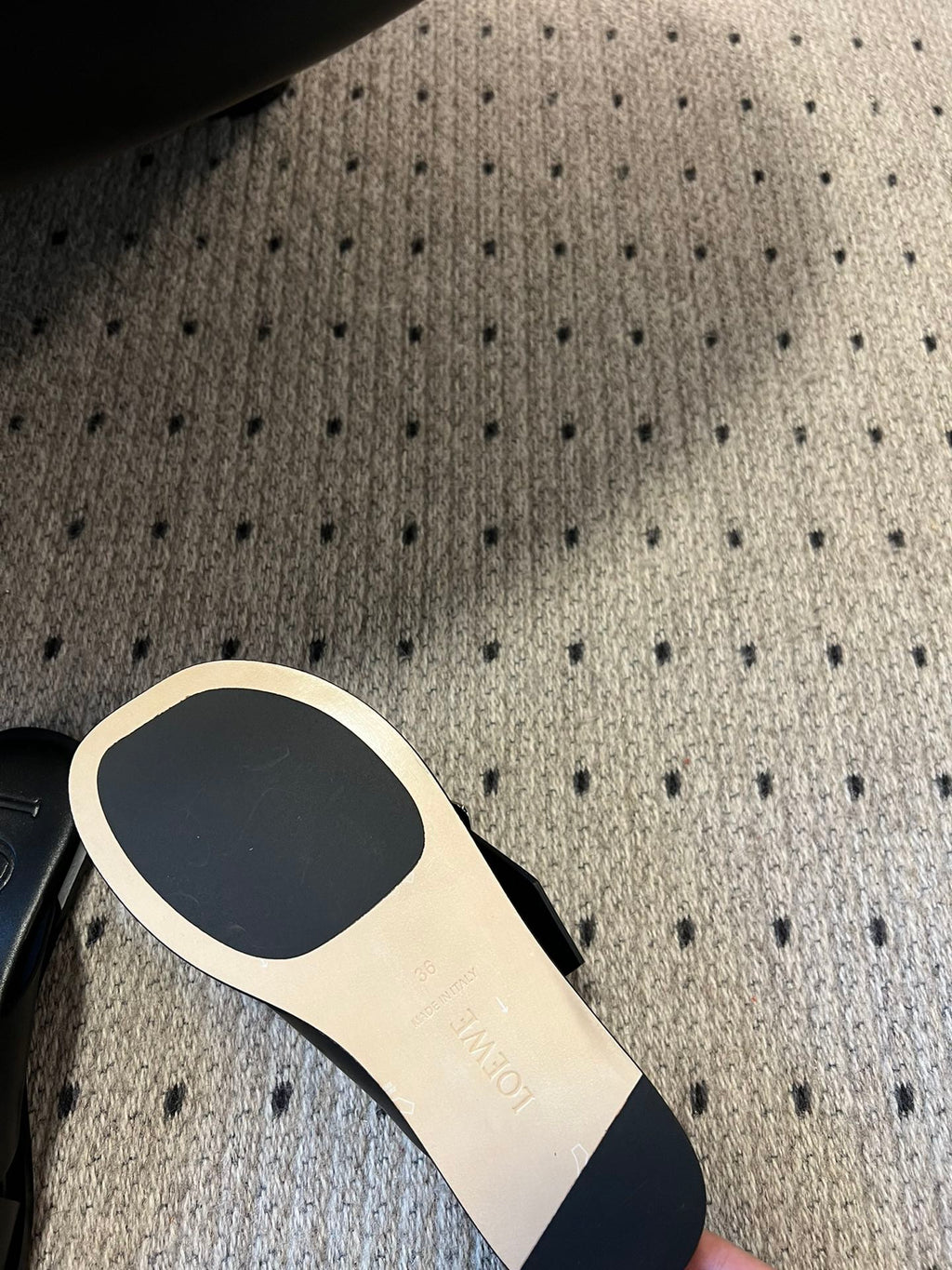 PETAL BELT FLAT SANDAL IN BLACK CALFSKIN