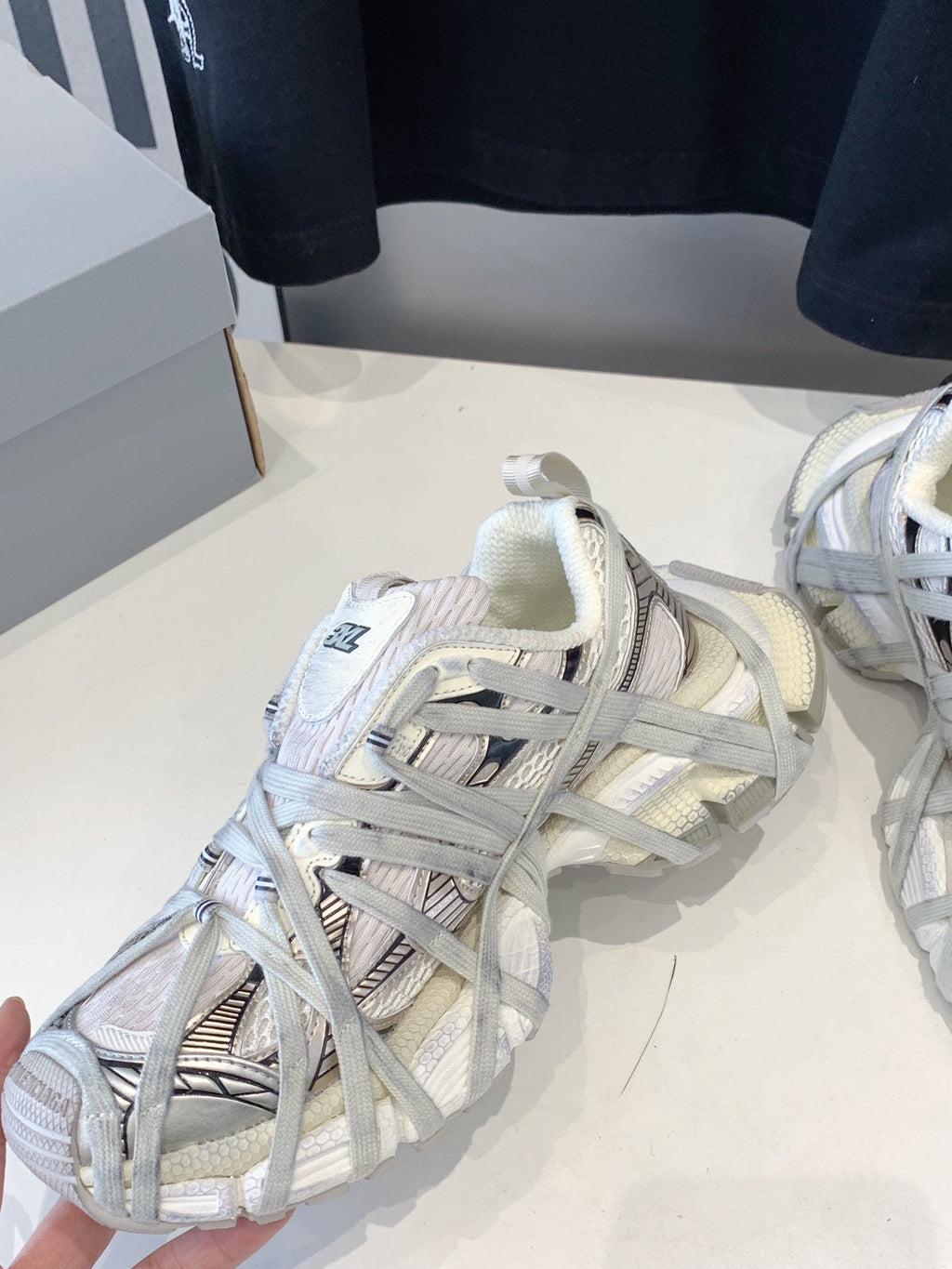 3XL EXTREME LACE SNEAKER BEIGE AND GRAY