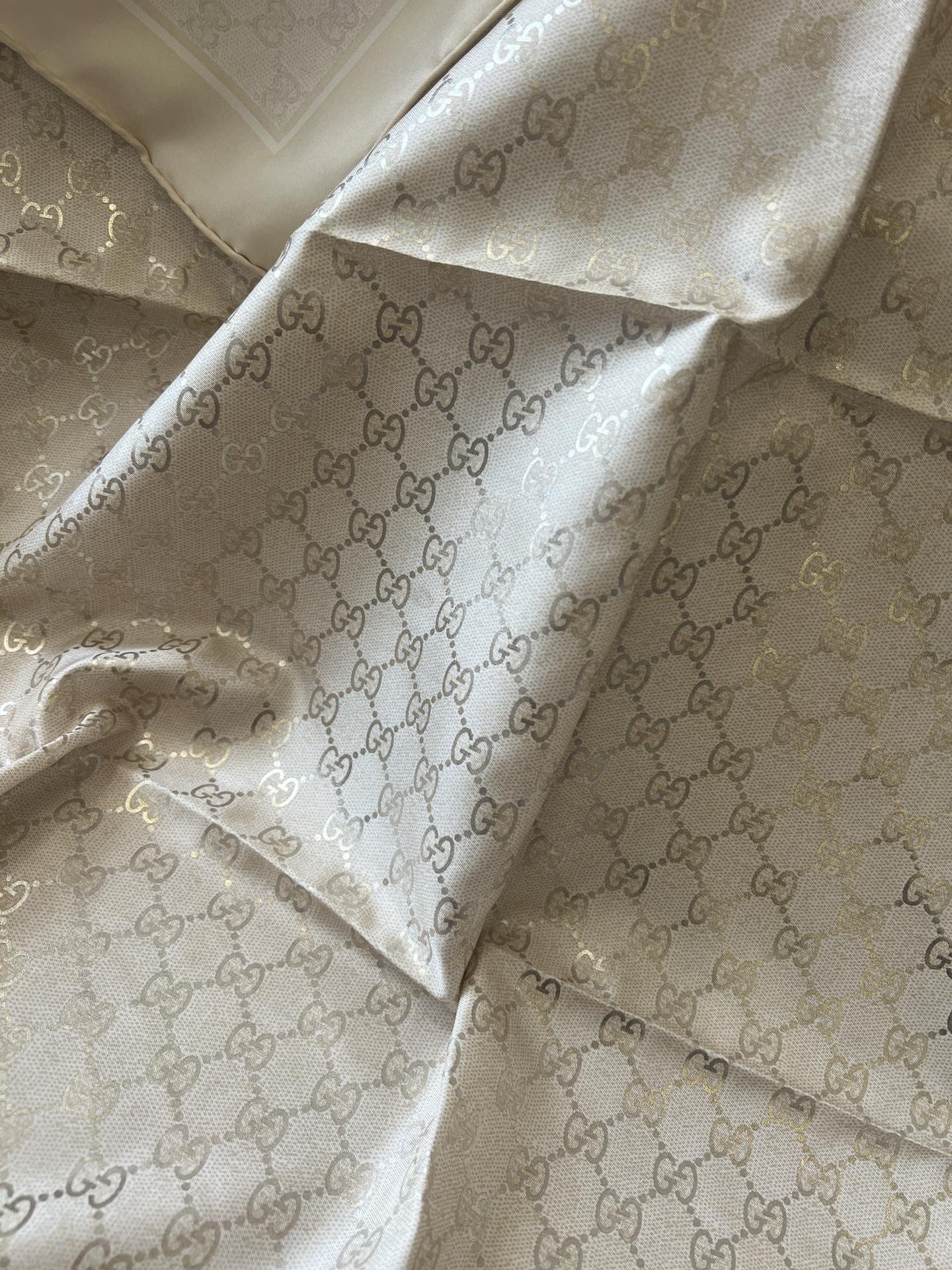 GUCCI 25S SCARF 90 IN SILK 697667