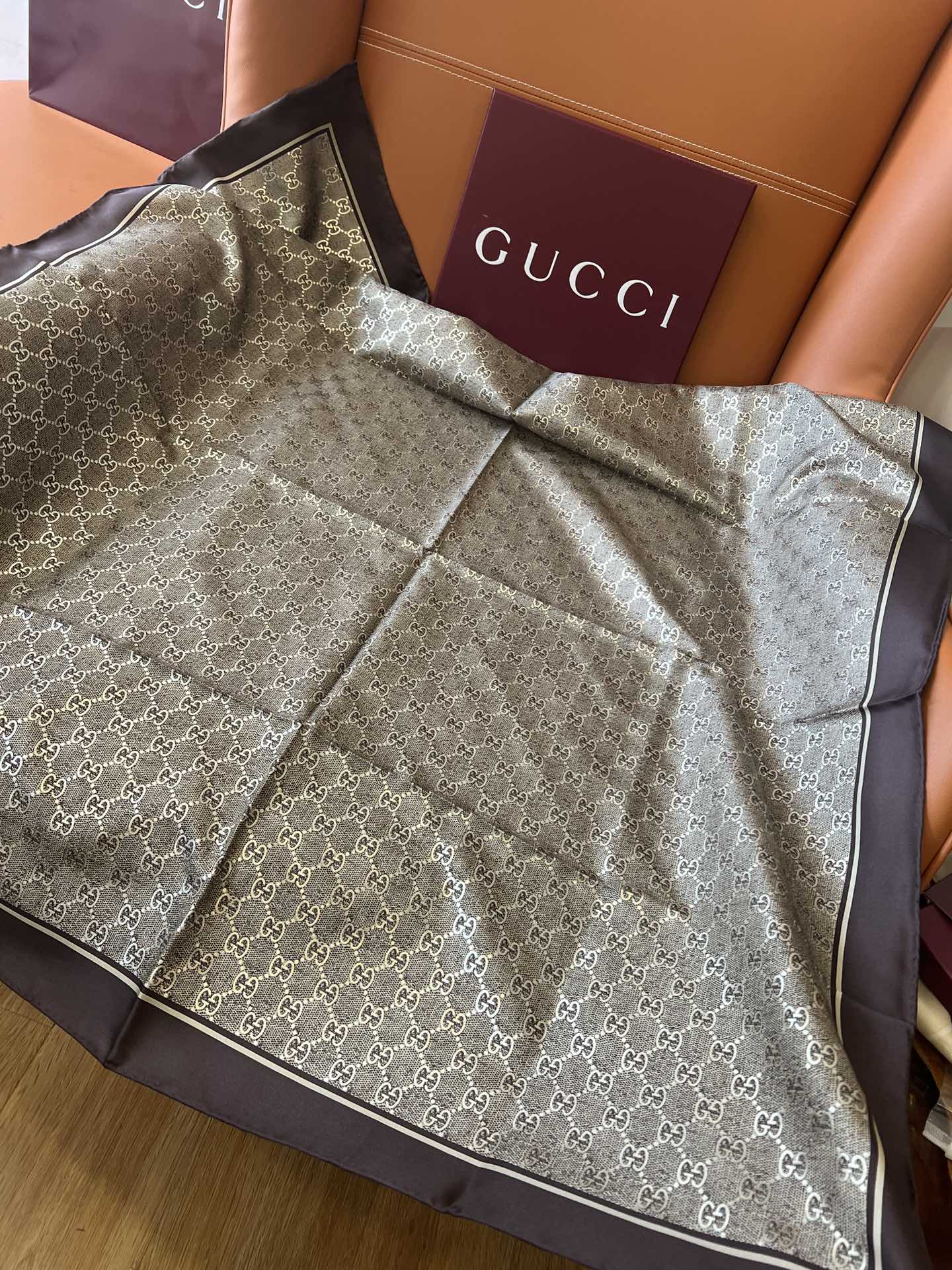 GUCCI 25S SCARF 90 IN SILK 697666