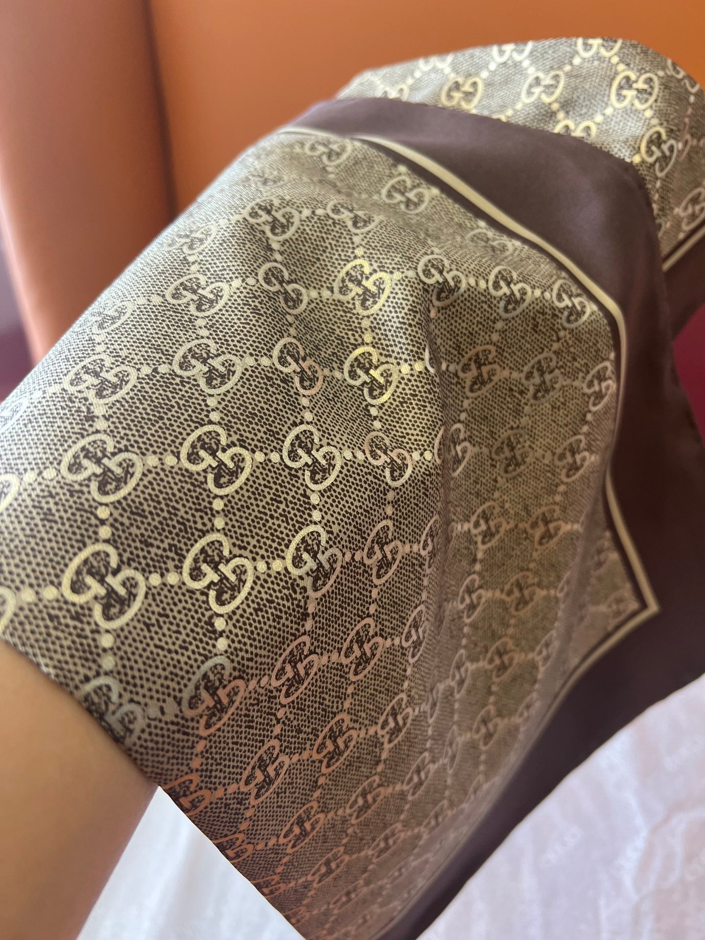 GUCCI 25S SCARF 90 IN SILK 697666