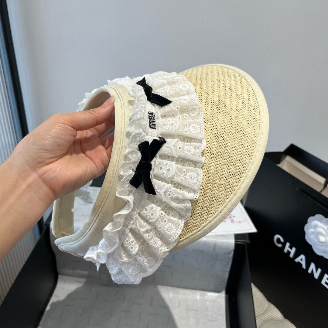 MM OPEN-TOP STRAW HAT IN LIGHT BEIGE MIX WHITE EYELET FABRIC