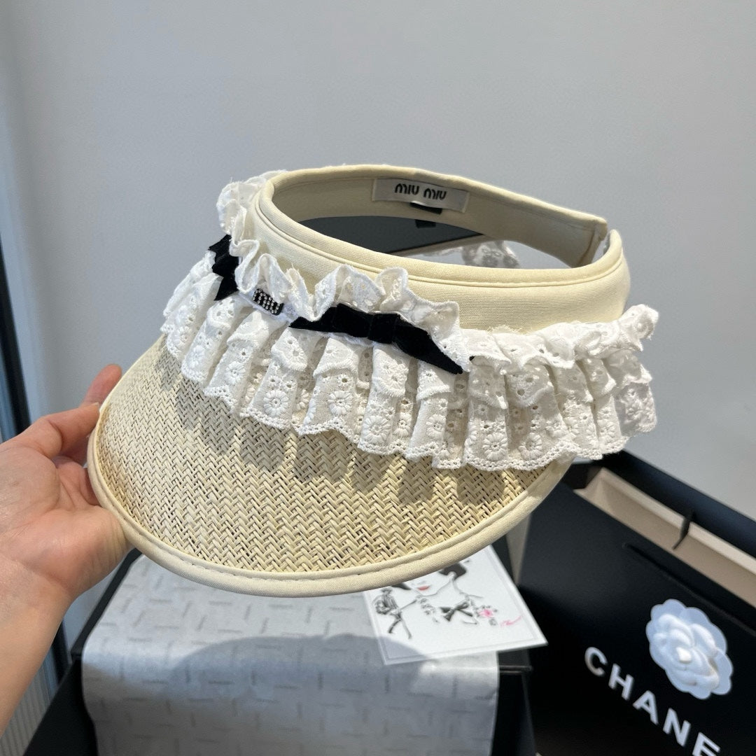 MM OPEN-TOP STRAW HAT IN LIGHT BEIGE MIX WHITE EYELET FABRIC