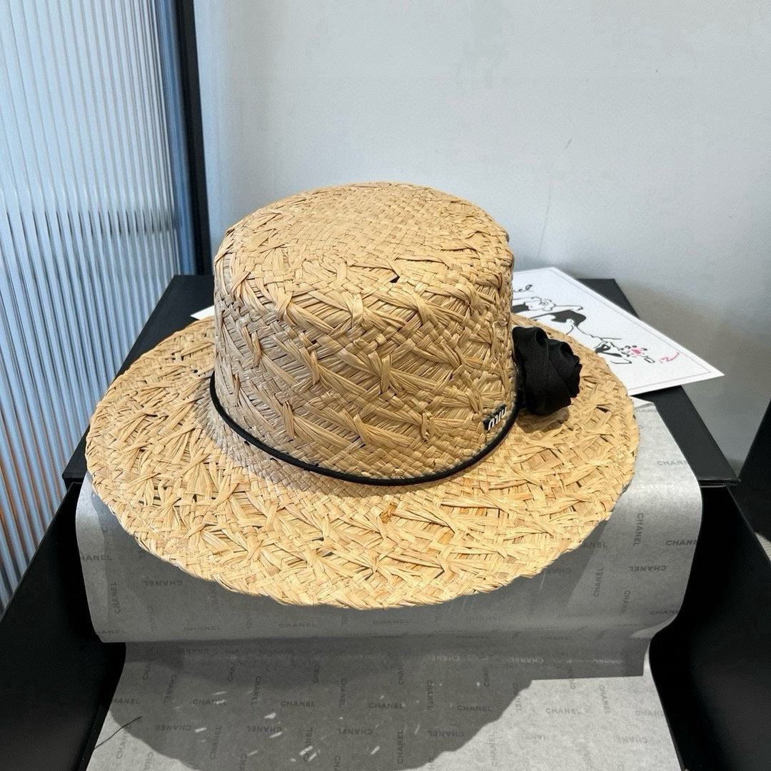 MM STRAW HAT IN BEIGE RAFFIA WITH BLACK FLOWER ACCENT