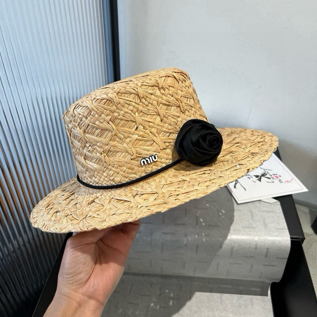 MM STRAW HAT IN BEIGE RAFFIA WITH BLACK FLOWER ACCENT