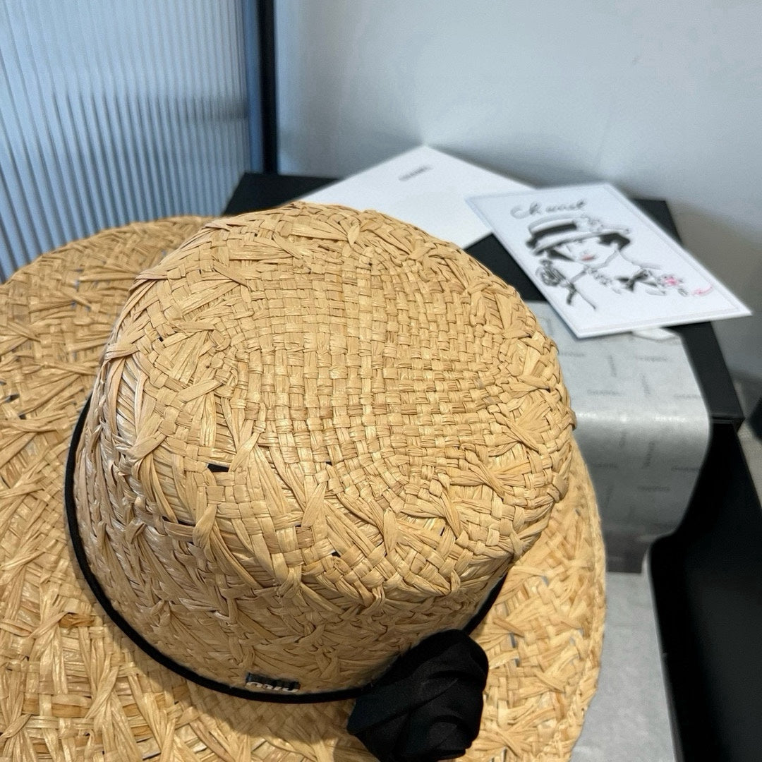 MM STRAW HAT IN BEIGE RAFFIA WITH BLACK FLOWER ACCENT