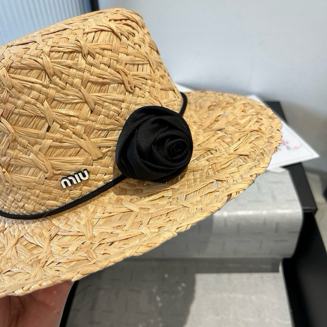 MM STRAW HAT IN BEIGE RAFFIA WITH BLACK FLOWER ACCENT