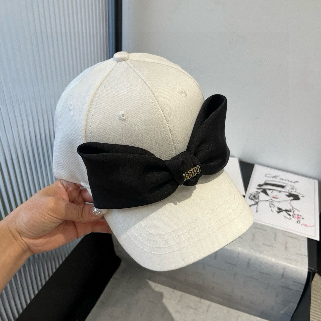 MM BASEBALL CAP IN WHITE FABRIC WITH LARGE BLACK BOW