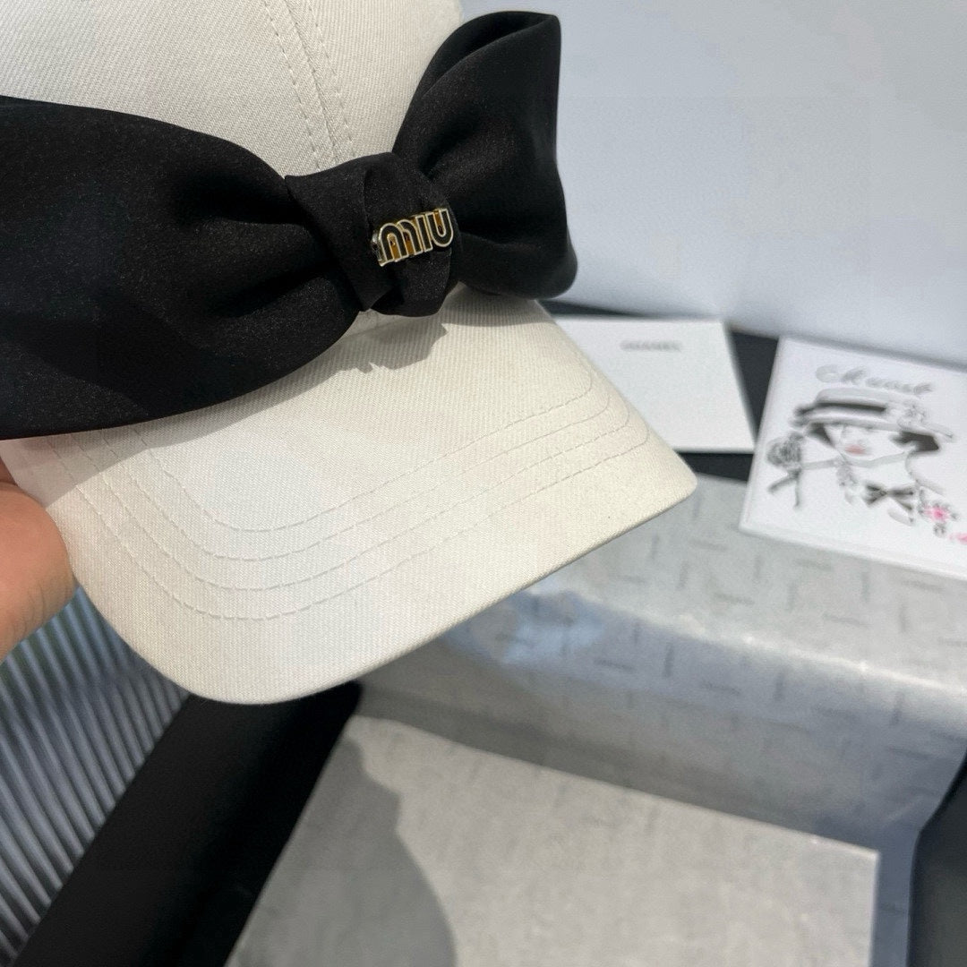 MM BASEBALL CAP IN WHITE FABRIC WITH LARGE BLACK BOW