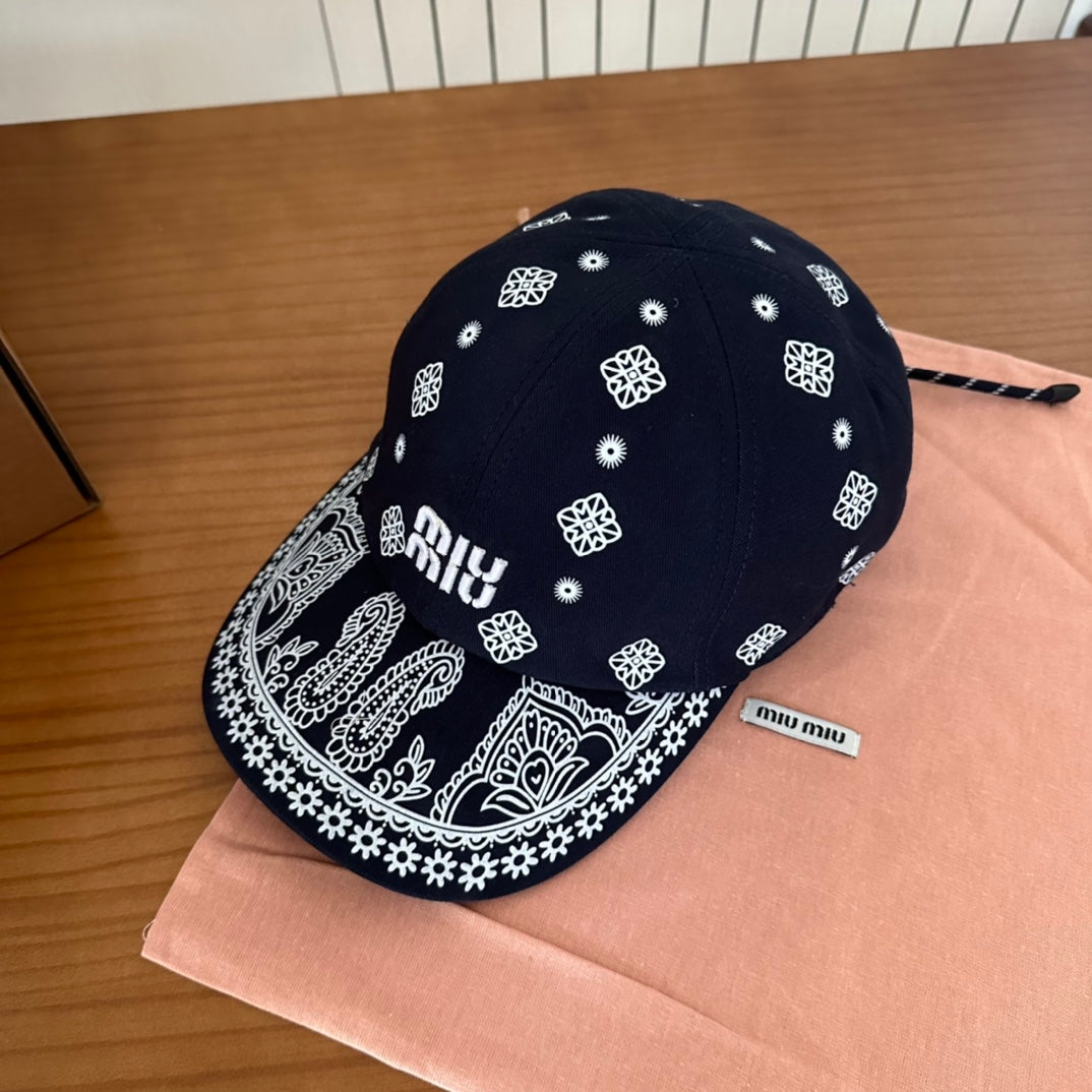 MM BASEBALL CAP IN BLACK WITH WHITE EMBROIDERED PATTERN