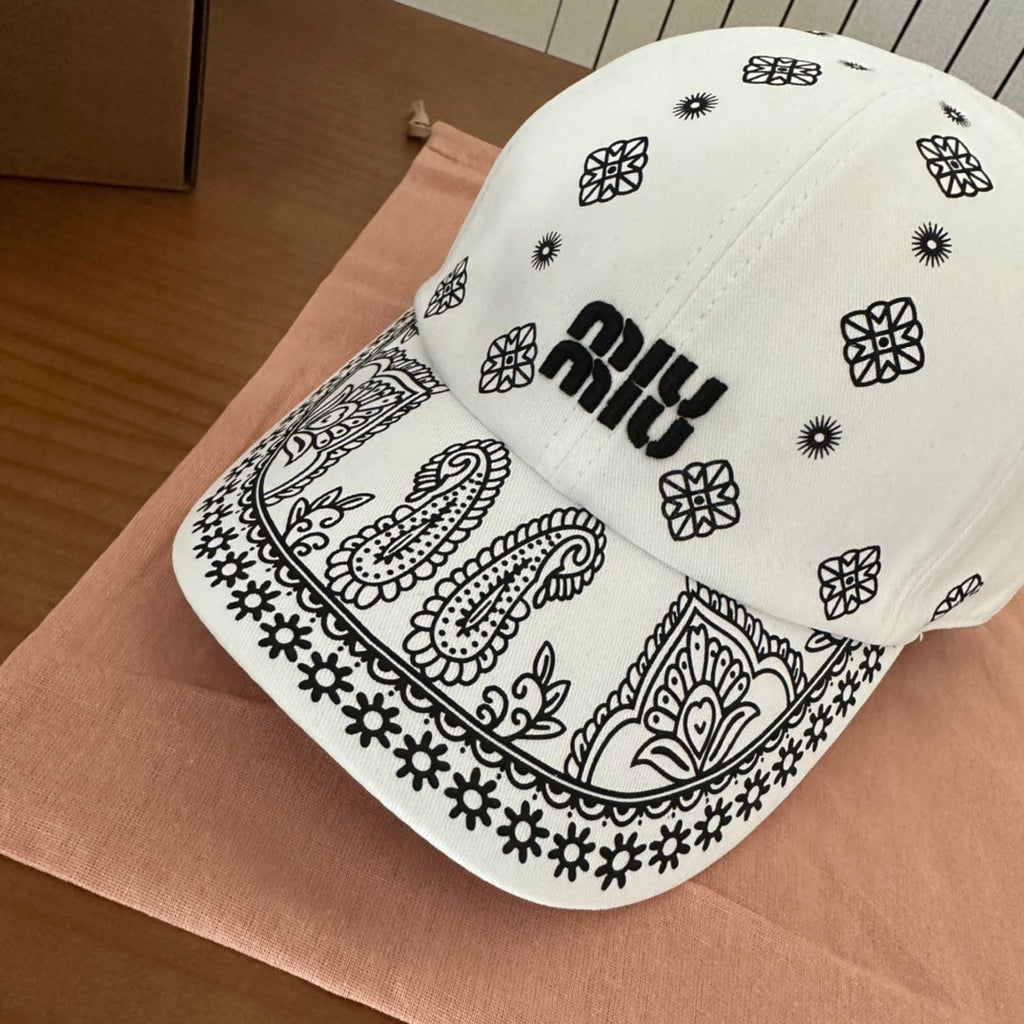 MM BASEBALL CAP IN WHITE WITH BLACK EMBROIDERED PATTERN