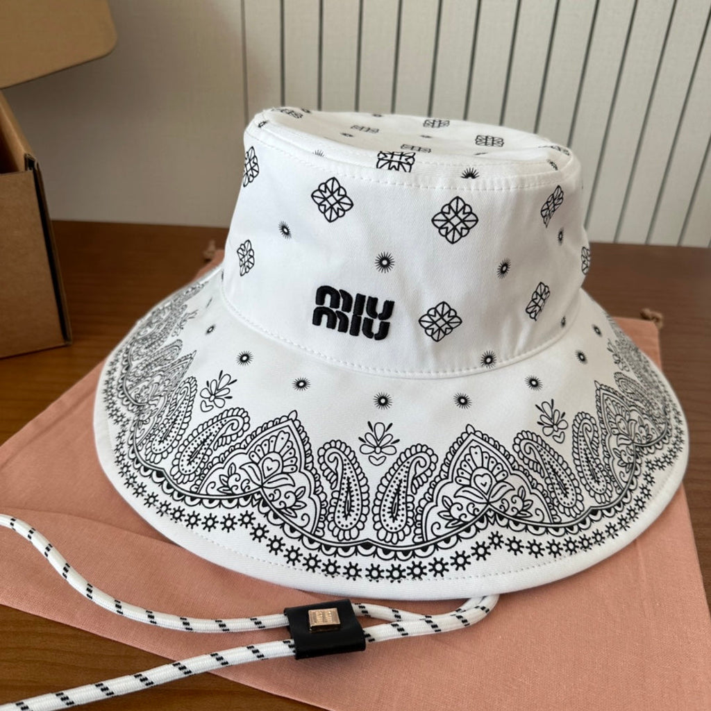 MM BUCKET IN WHITE FABRIC WITH BLACK EMBROIDERED PATTERN