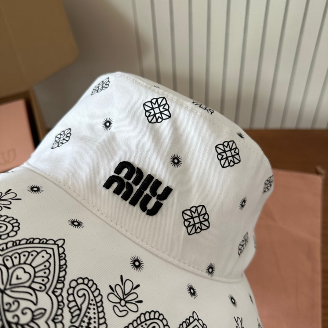 MM BUCKET IN WHITE FABRIC WITH BLACK EMBROIDERED PATTERN