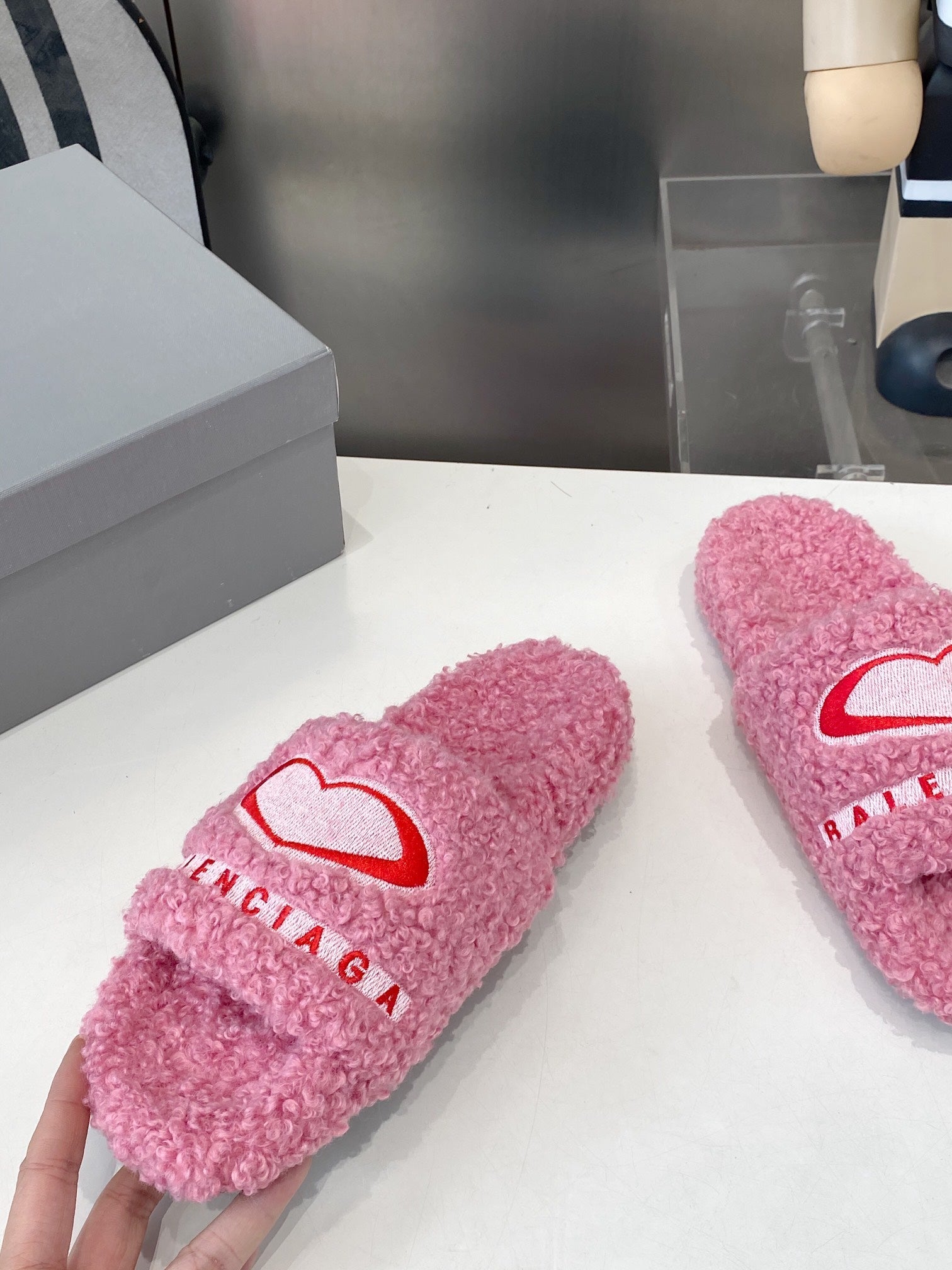 BALENCIAGA 25S FLAT SLIPPERS IN PINK MIX RED WOOL