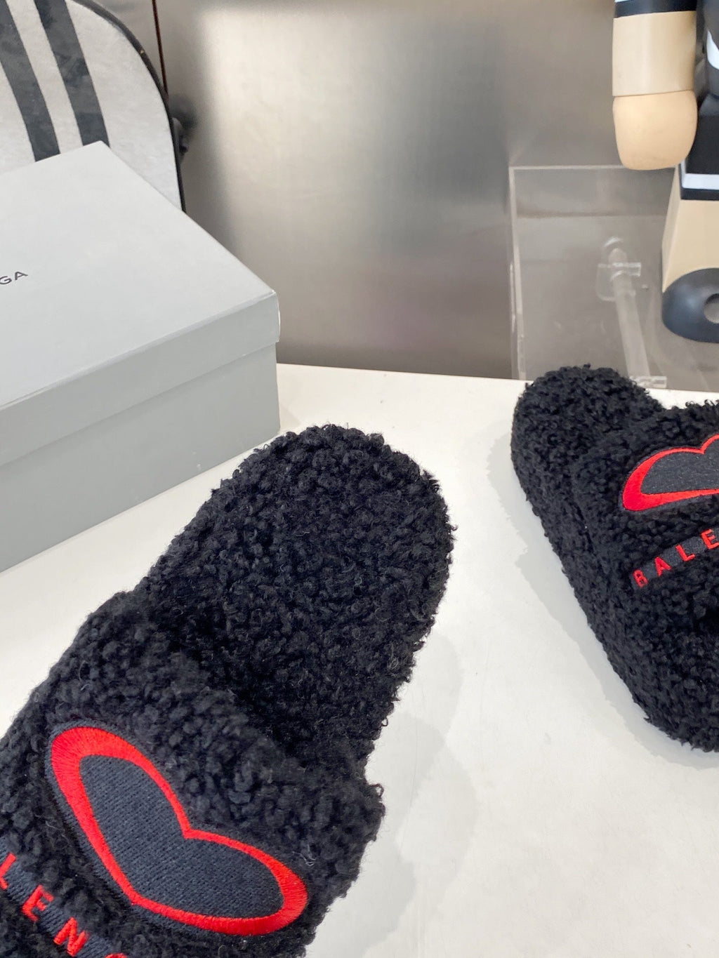 BALENCIAGA 25S SLIPPERS IN BLACK MIX RED WOOL