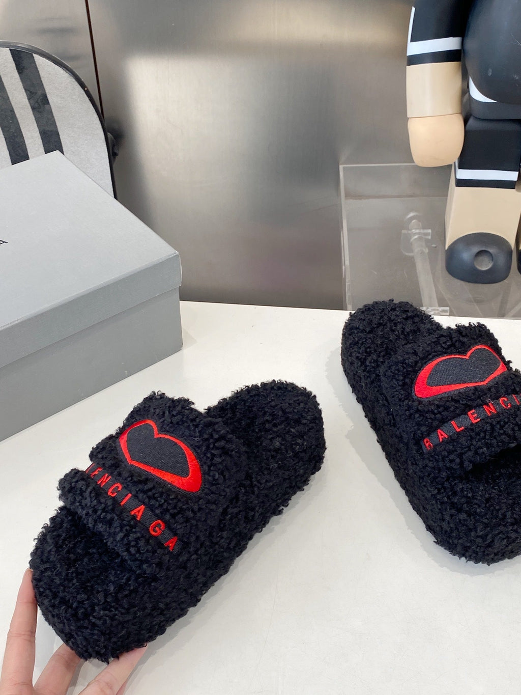 BALENCIAGA 25S SLIPPERS IN BLACK MIX RED WOOL