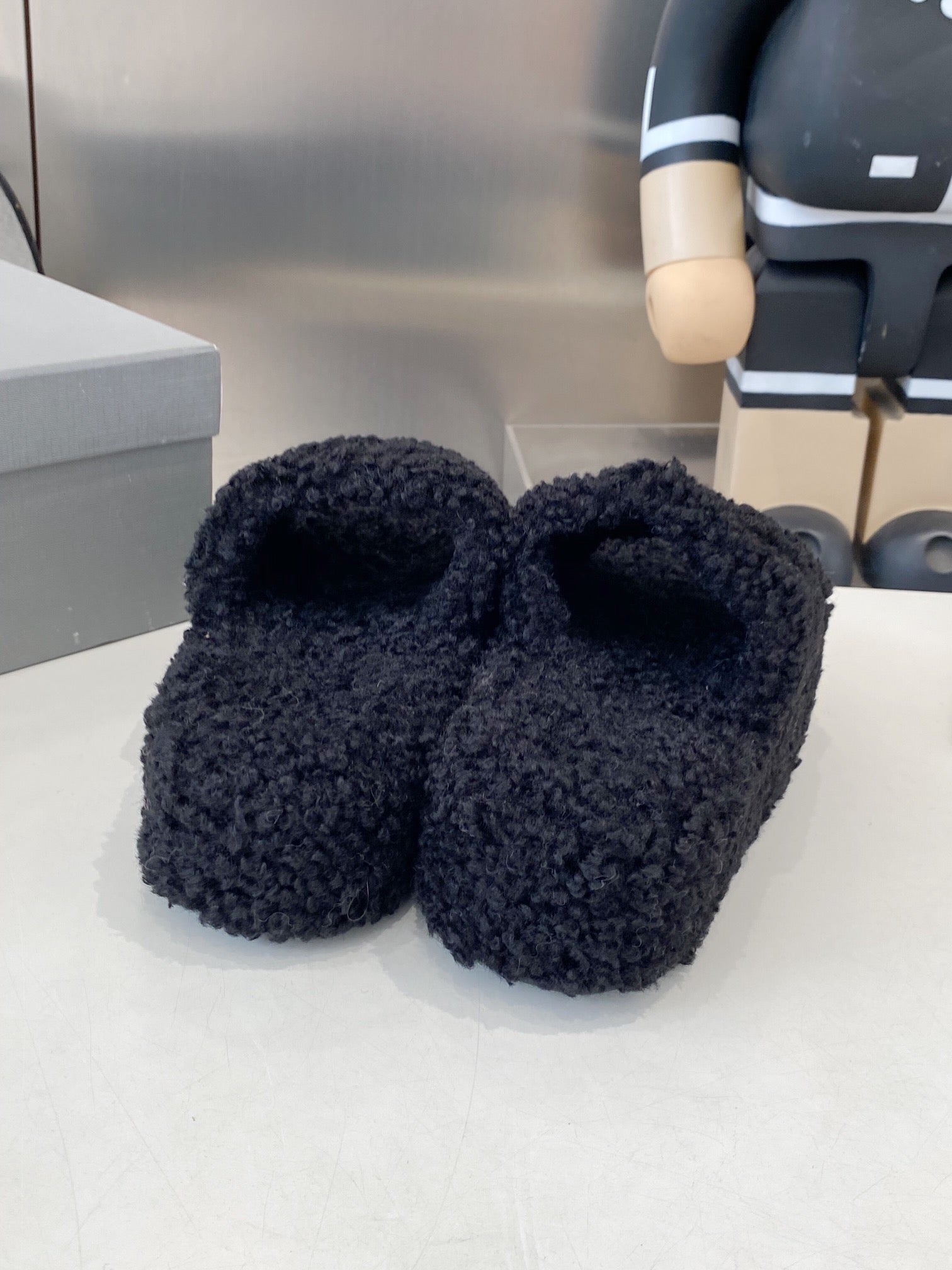 BALENCIAGA 25S SLIPPERS IN BLACK MIX RED WOOL